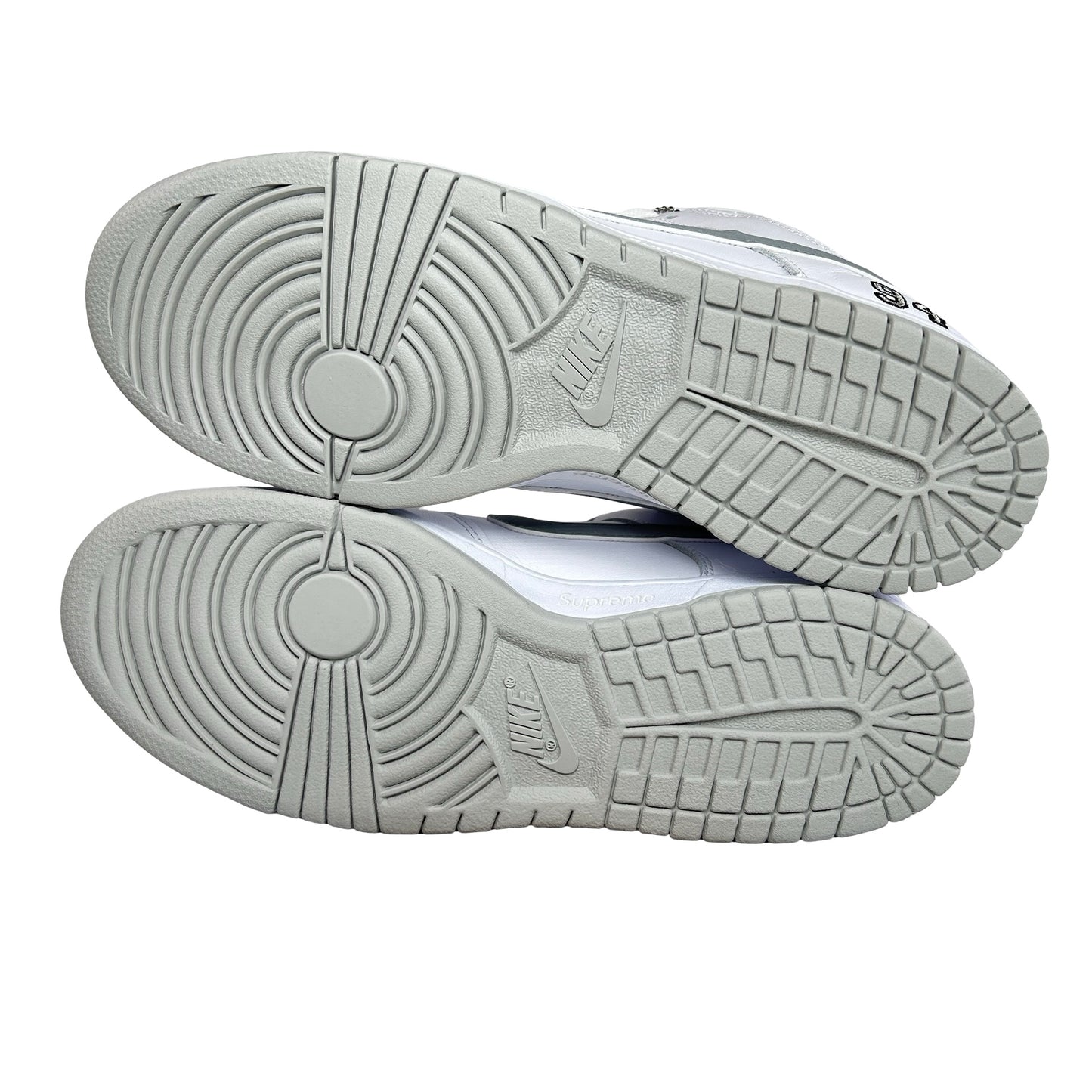 HQ8487 100 Nike SB Dunk Low Supreme 94 White Metallic Silver