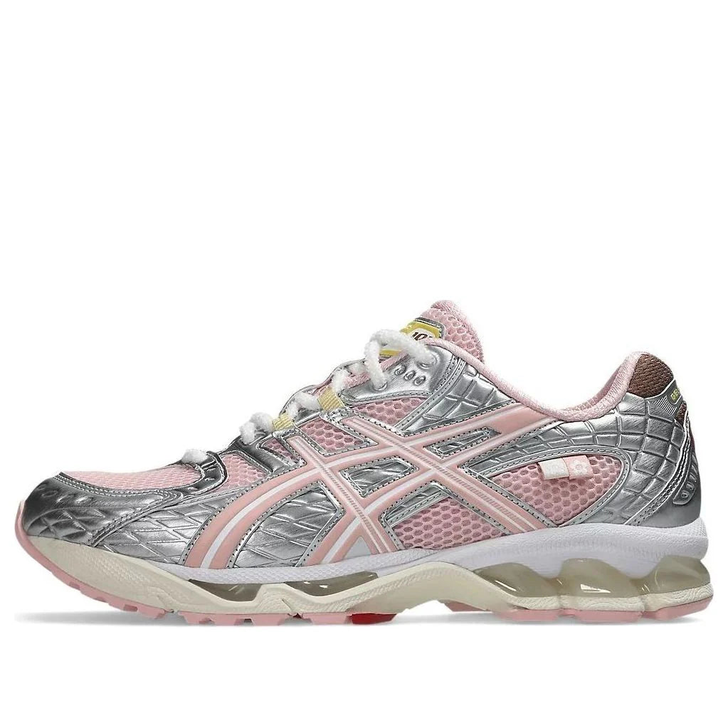 キースアンディ　2002年 1203A865 702 ASICS Gel-Nimbus 10.1 Vandy The Pink x atmos Banana