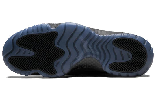 378037 005 Jordan 11 Retro toga y birrete