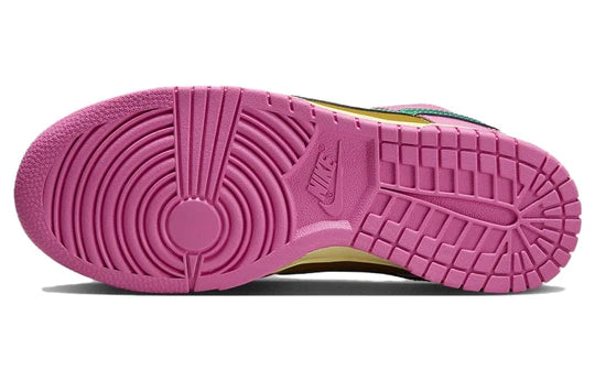 FN2721 600 Nike Dunk Low QS Parris Goebel (Mujeres)
