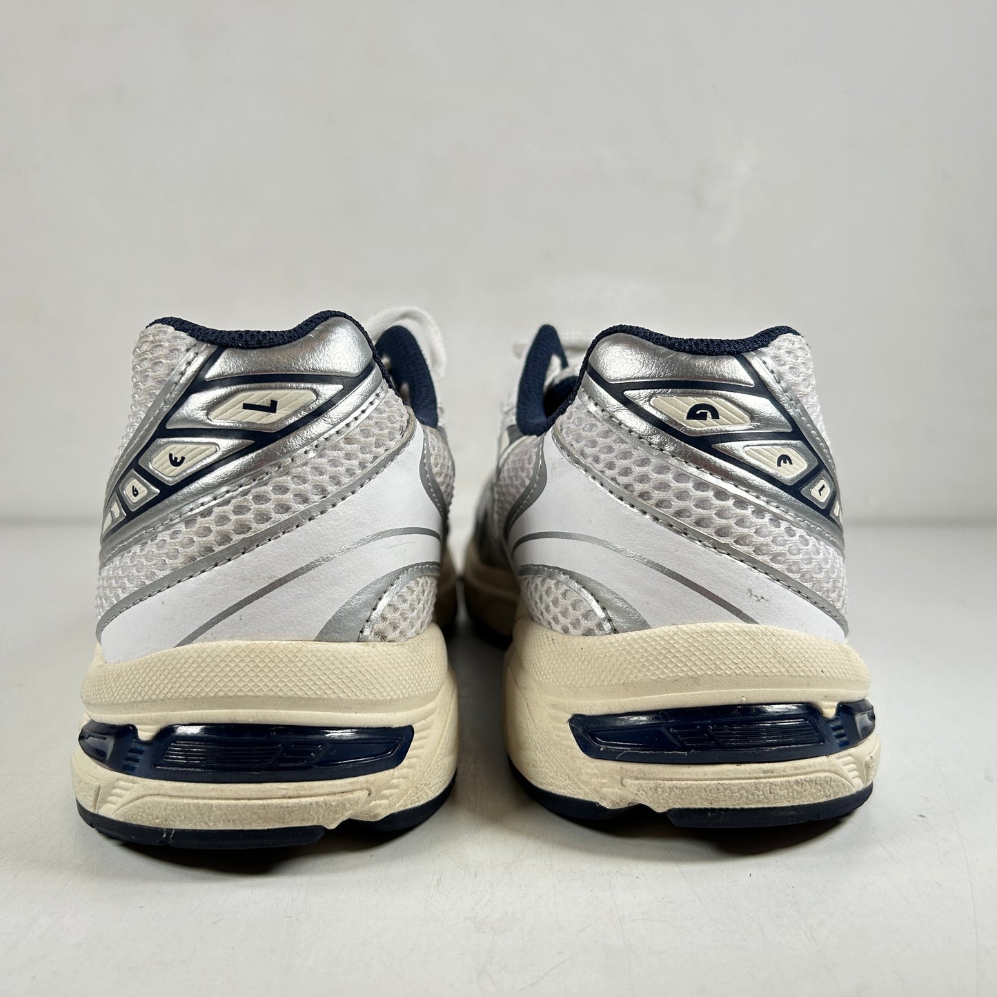 1202A164 110 ASICS Gel-1130 Blanco Medianoche (Mujeres)