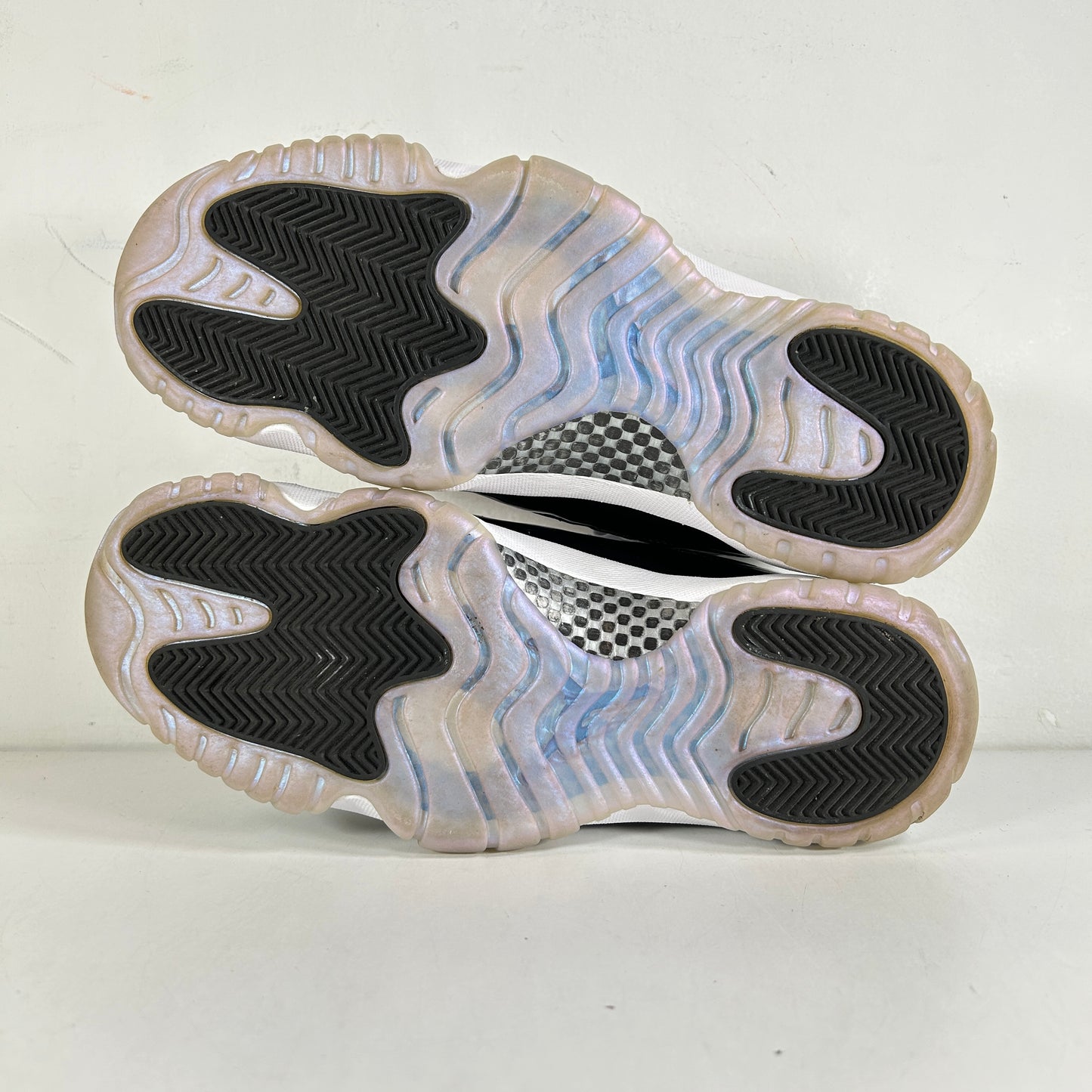 528895 145 Jordan 11 Retro Low Iridescent [USED] - 10.5 M (Used)