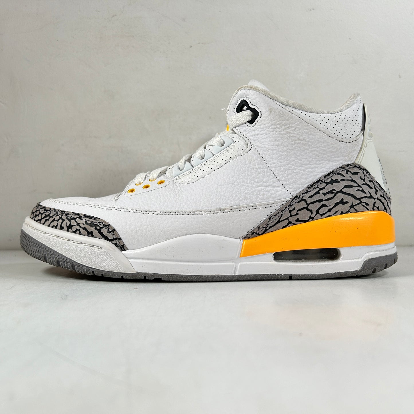 CK9246 108 Jordan 3 Retro Laser Orange (Women's) [USED] - 10.5 W (Used)