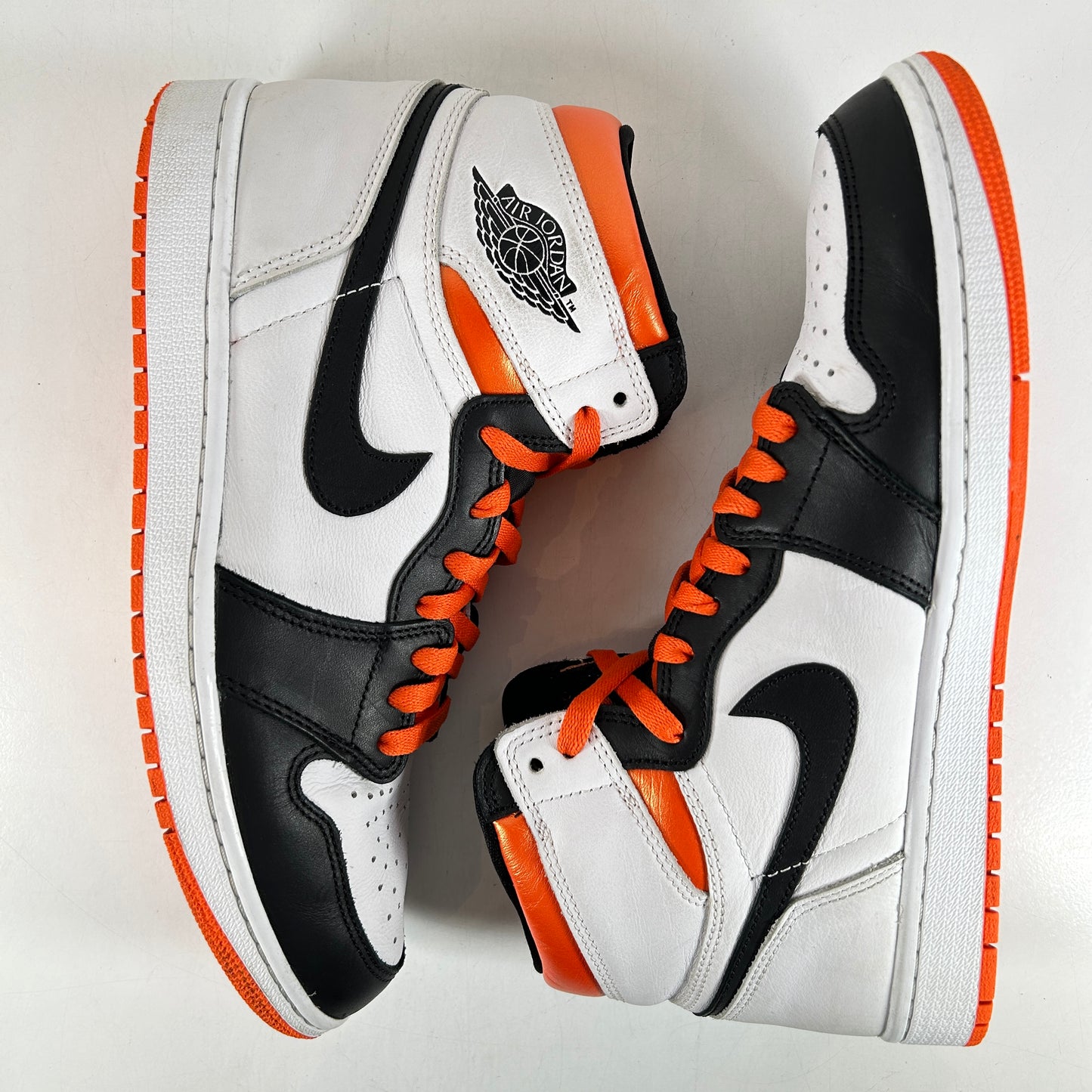 555088 180 Jordan 1 Retro High Electro Orange [USED] - 11 M (Used)