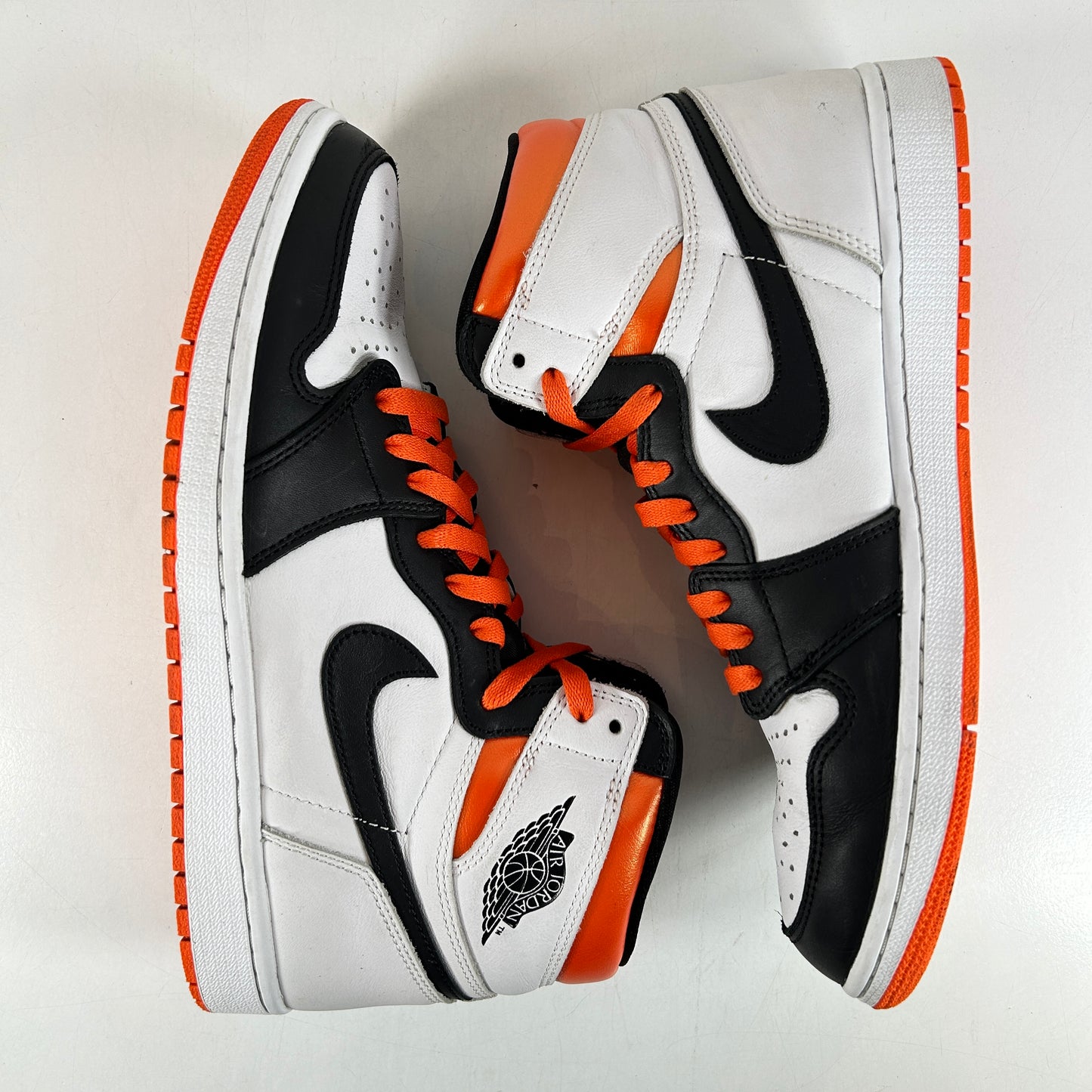 555088 180 Jordan 1 Retro High Electro Orange [USED] - 11 M (Used)