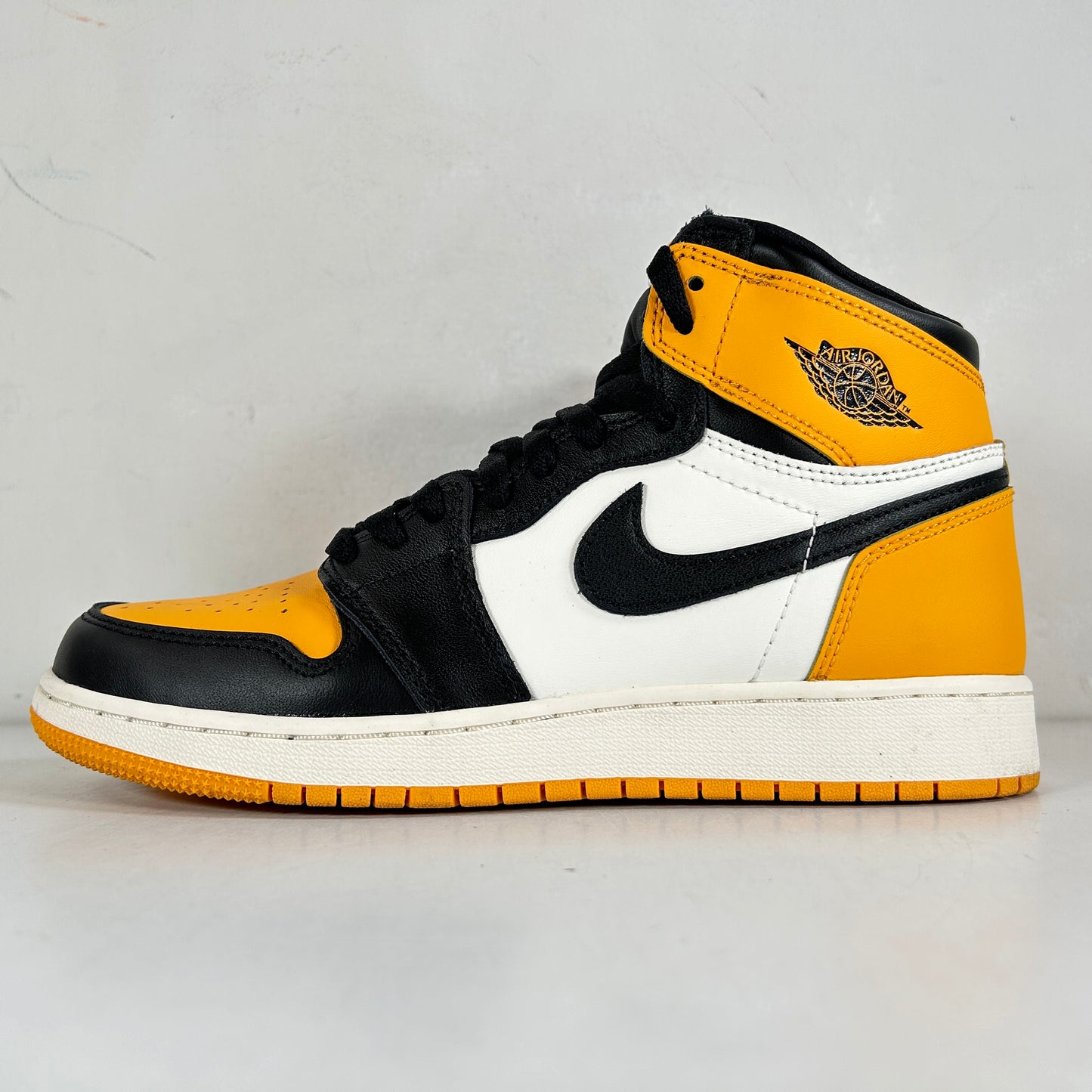 575441 711 Jordan 1 Retro High OG Taxi (GS) [USED] - 6.5 Y (Used)