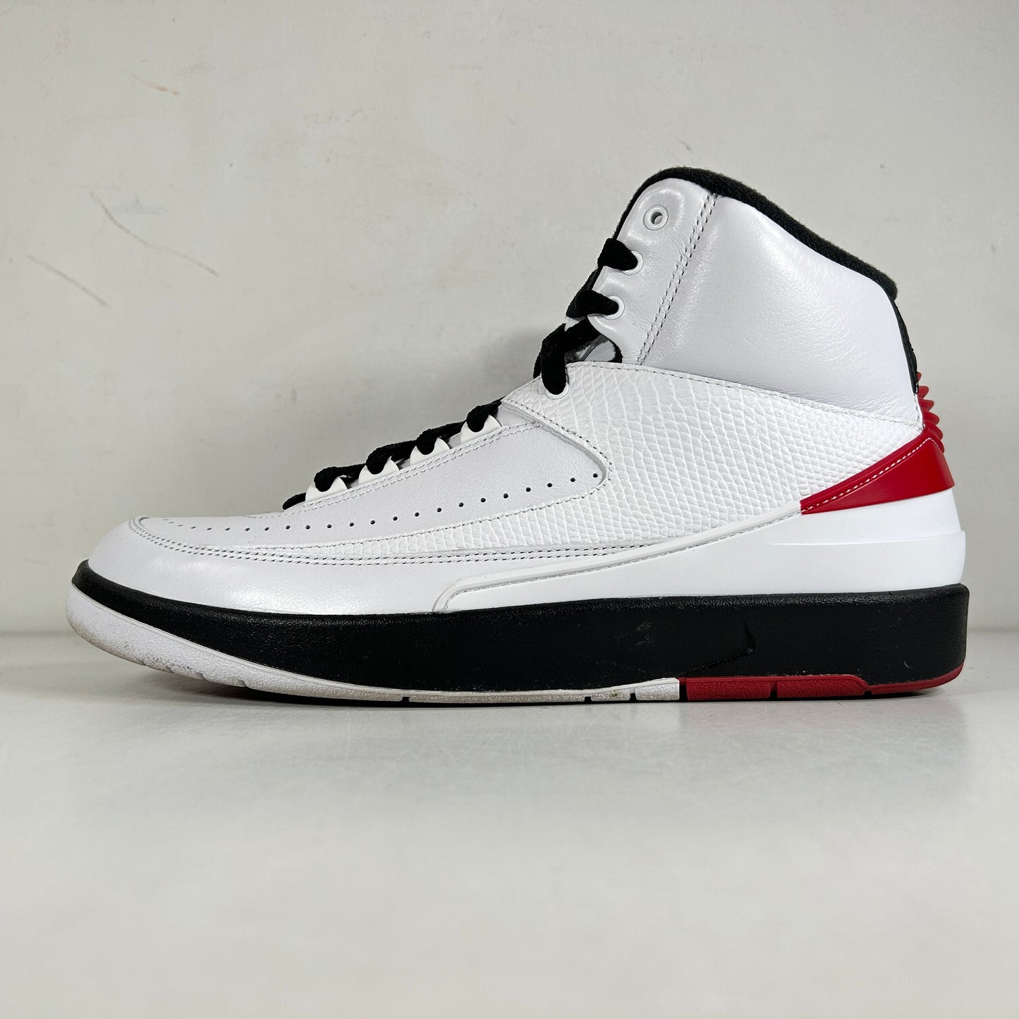 DX2454 106 Jordan 2 Retro OG Chicago (2022) [USED] - 10.5 M (Used2)