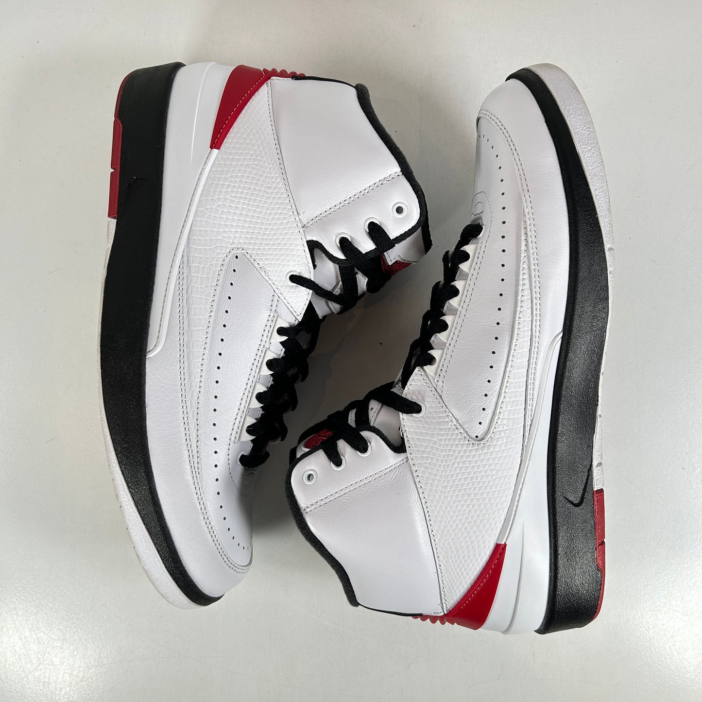 DX2454 106 Jordan 2 Retro OG Chicago (2022) [USED] - 10.5 M (Used2)