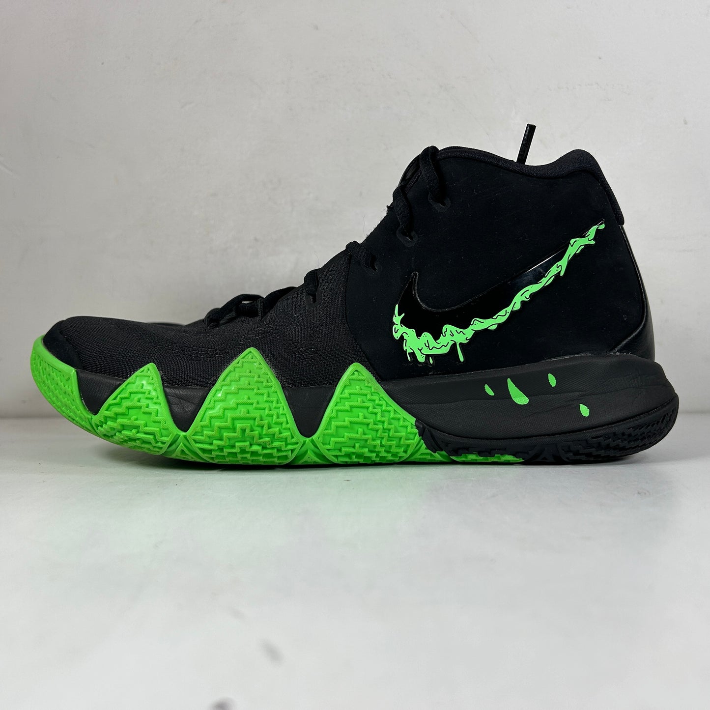 943806 012 Nike Kyrie 4 Halloween [USED] - 9.5 M (Used) (No Box)