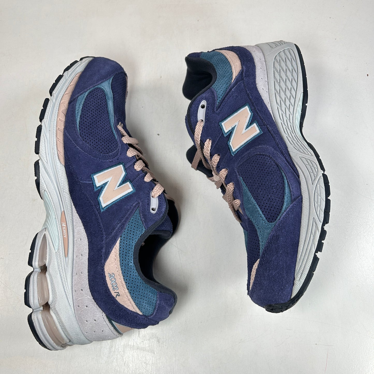M2002RG New Balance 2002R Crema Claro Púrpura