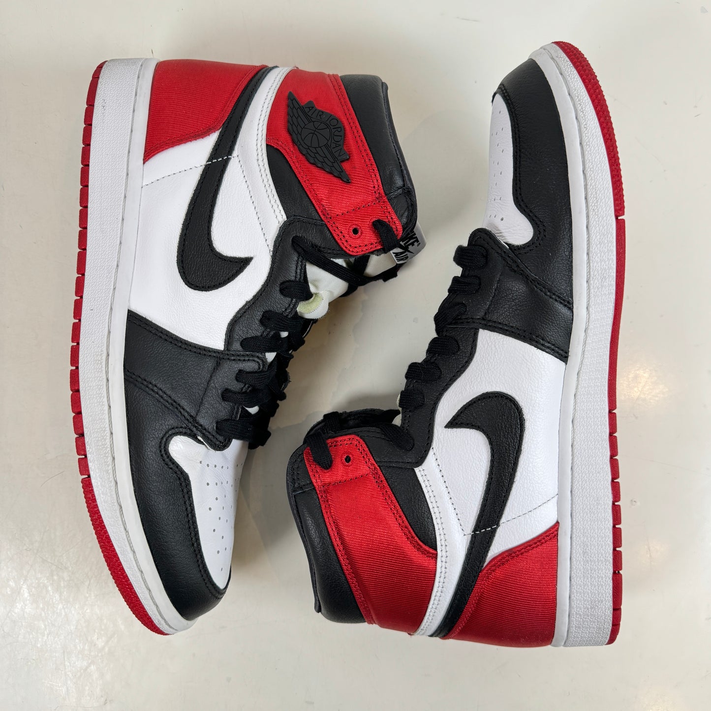 CD0461 016 AJ1 Satin Black Toe [USED] - 10.5 W (Used)