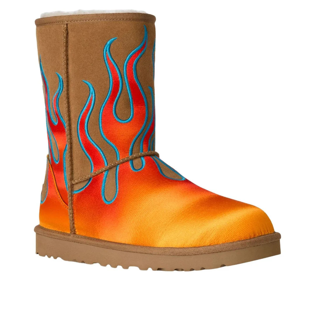 1182671 CHE UGG Classic Short Boot Jeremy Scott Flames Chestnut (2025)
