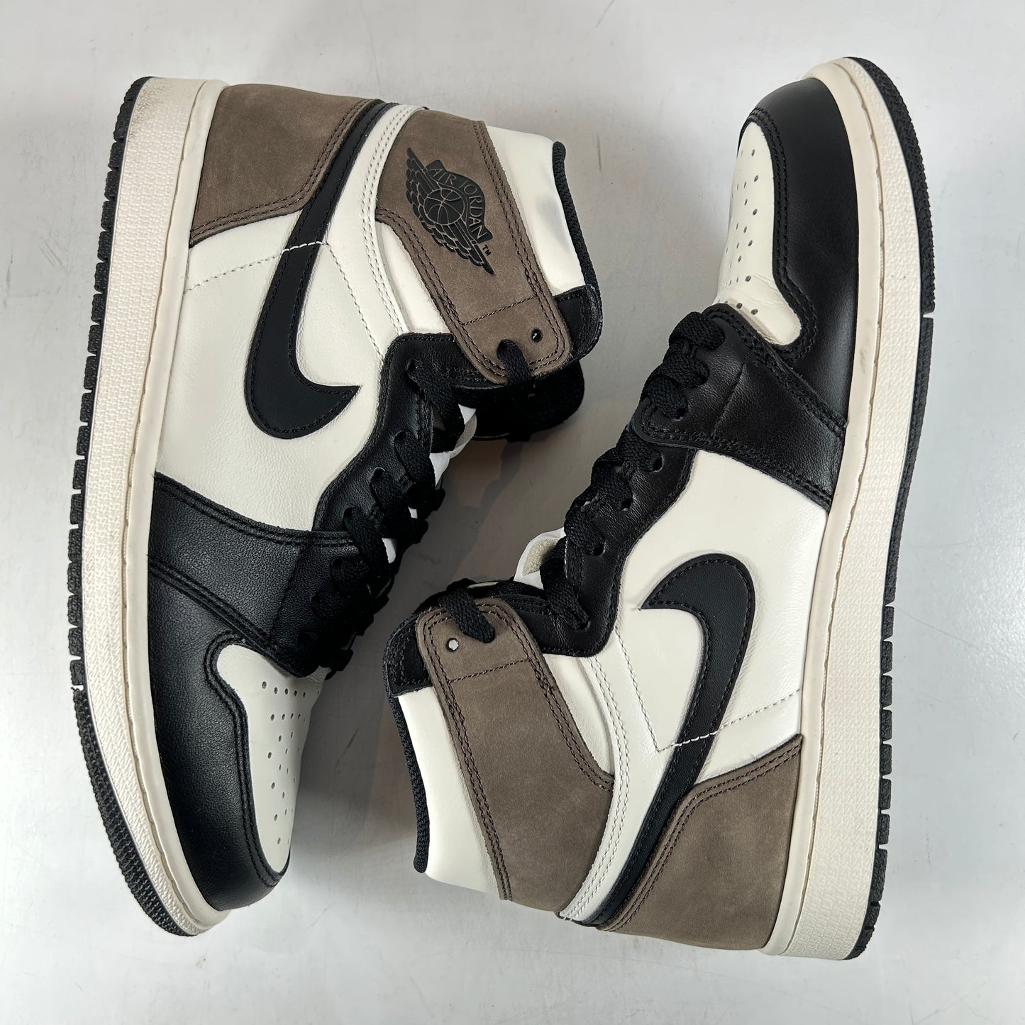 555088 105 Jordan 1 Mocha [USED] - 9 M (VNDS)