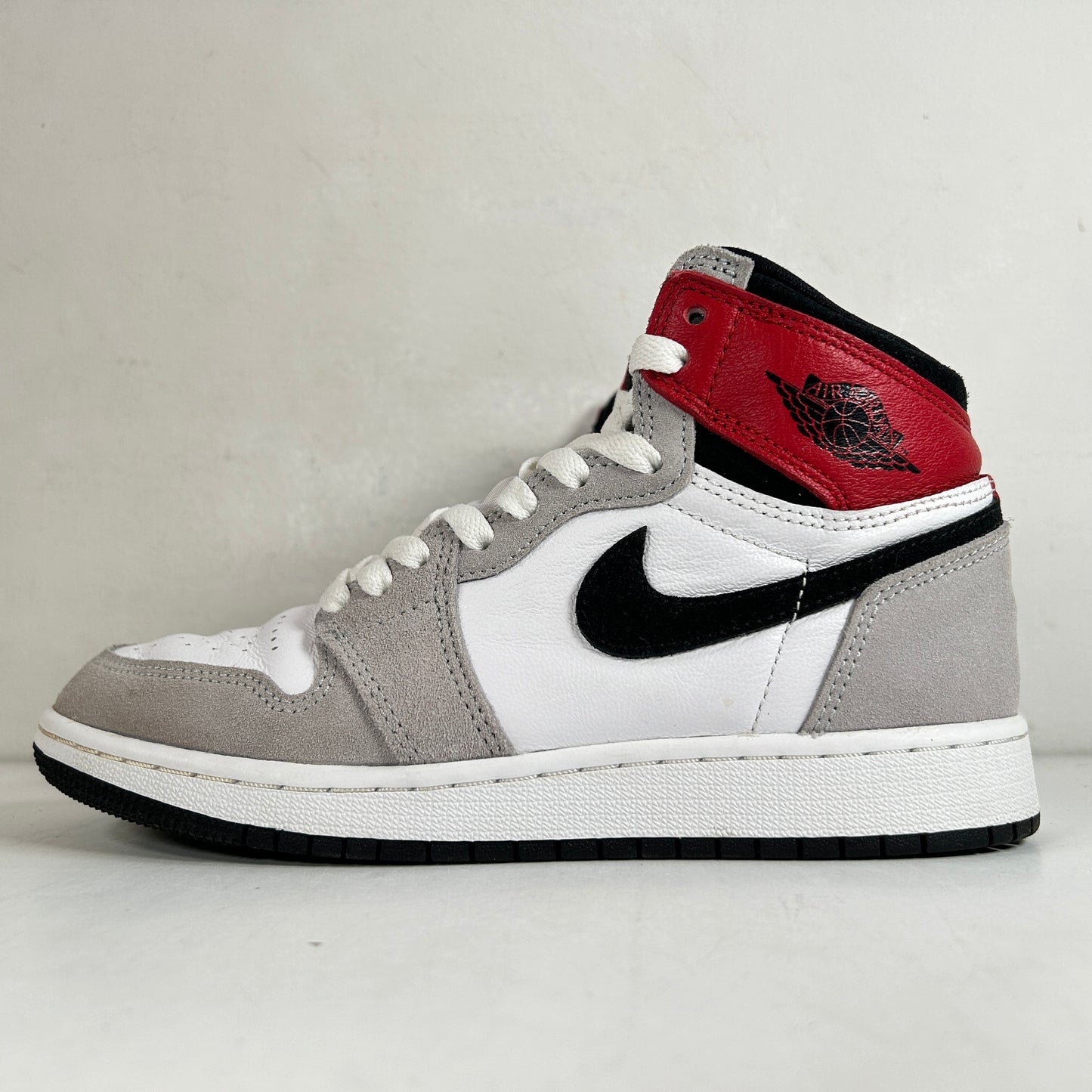575441 126 Jordan 1 Retro High Light Smoke Grey (GS) [USED] - 4 Y (Used)