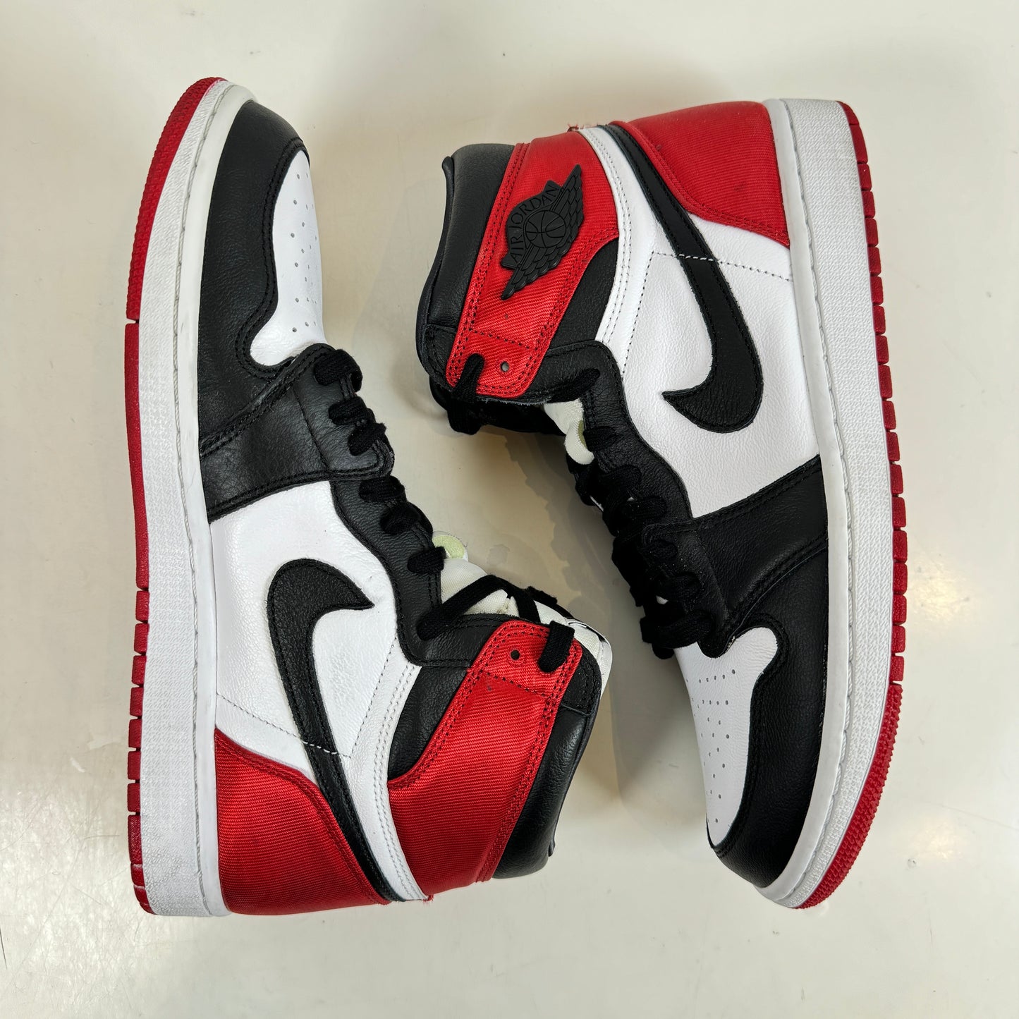 CD0461 016 AJ1 Satin Black Toe [USED] - 10.5 W (Used)