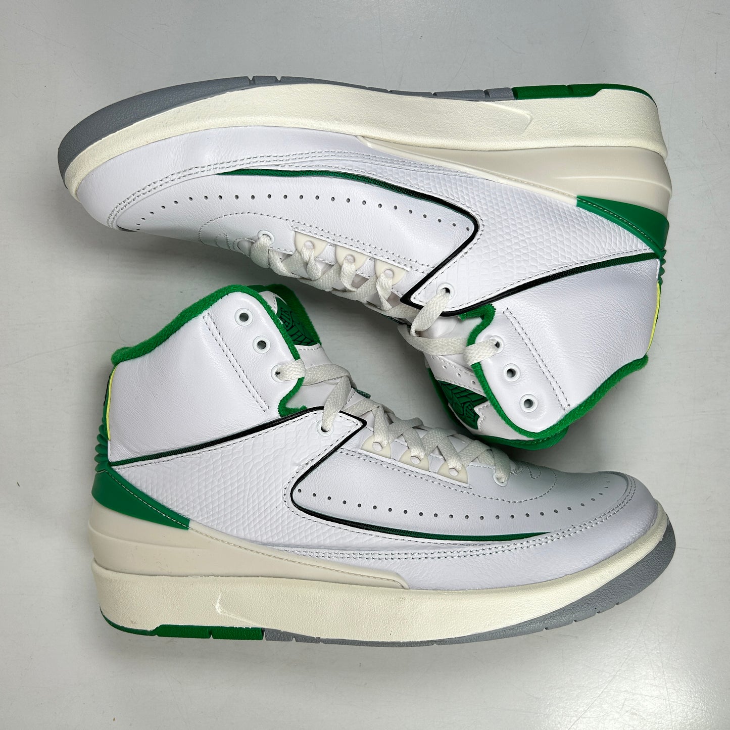 DR8884 103 Jordan 2 Retro Lucky Green - 8 M (Used)