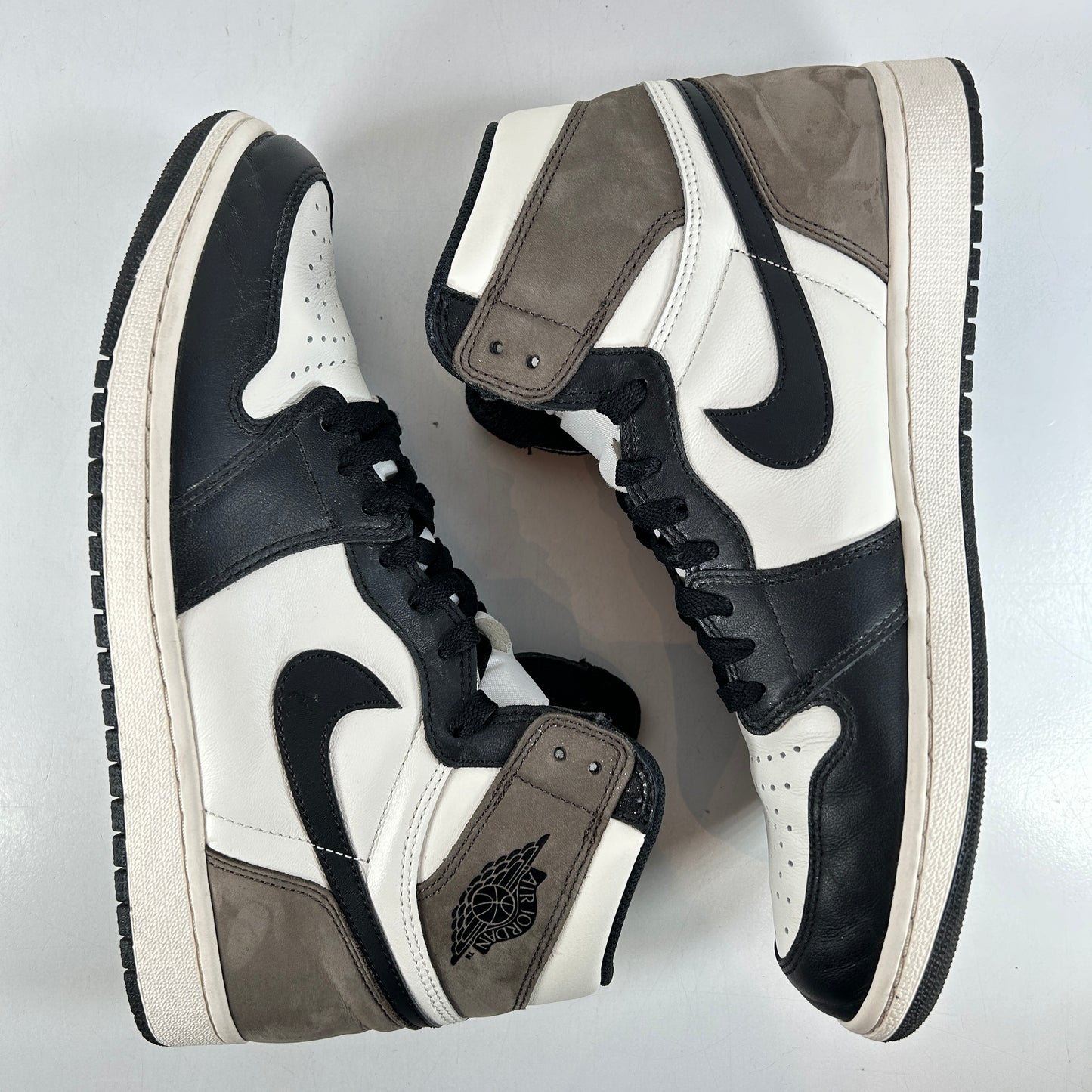 555088 105 Jordan 1 Mocha [USED] - 11 M (Used2)