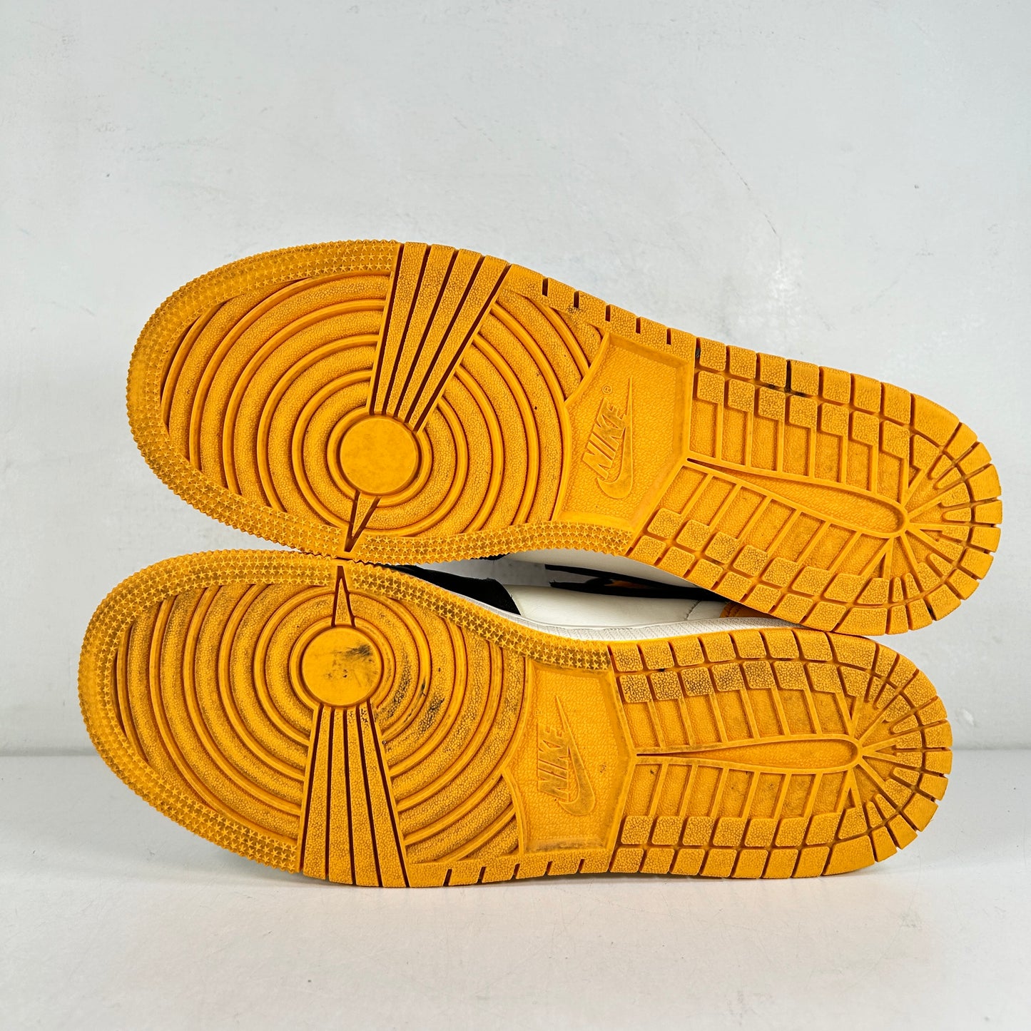 575441 711 Jordan 1 Retro High OG Taxi (GS) [USED] - 6.5 Y (Used) (No Box)