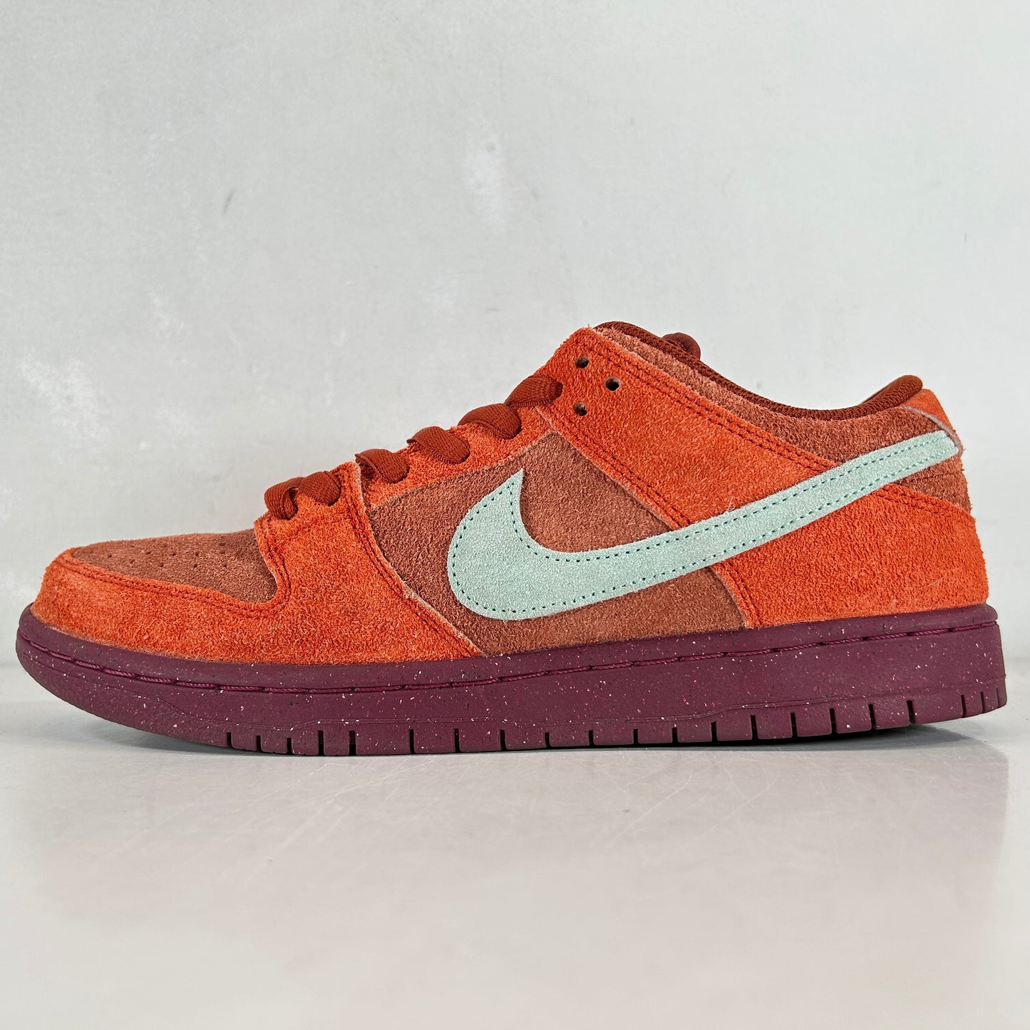 DV5429 601 Nike SB Dunk Low Mystic Red Rosewood [USED] - 8.5 M (Used)