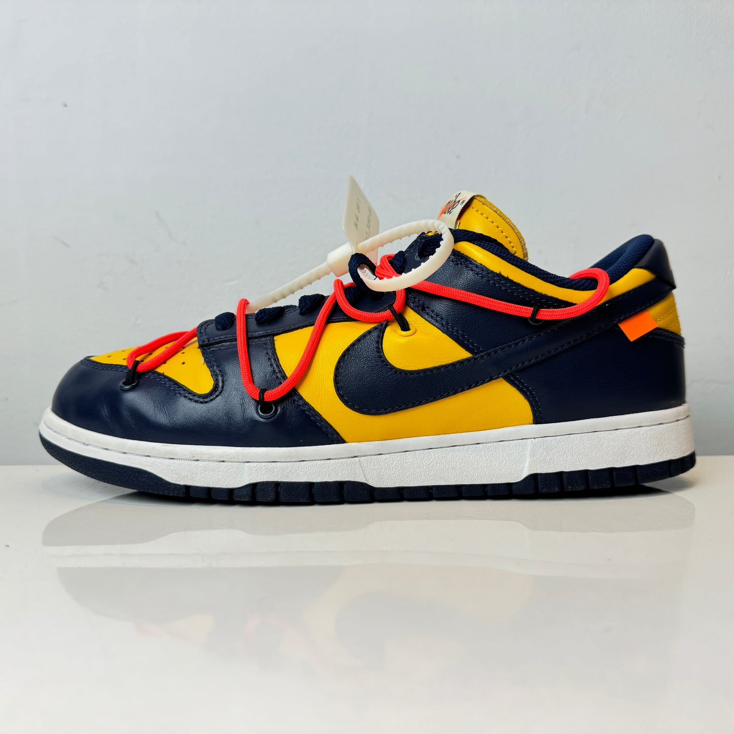 CT0856 700 Dunk Low Off-White University Gold [USED] - 10 M (Used)