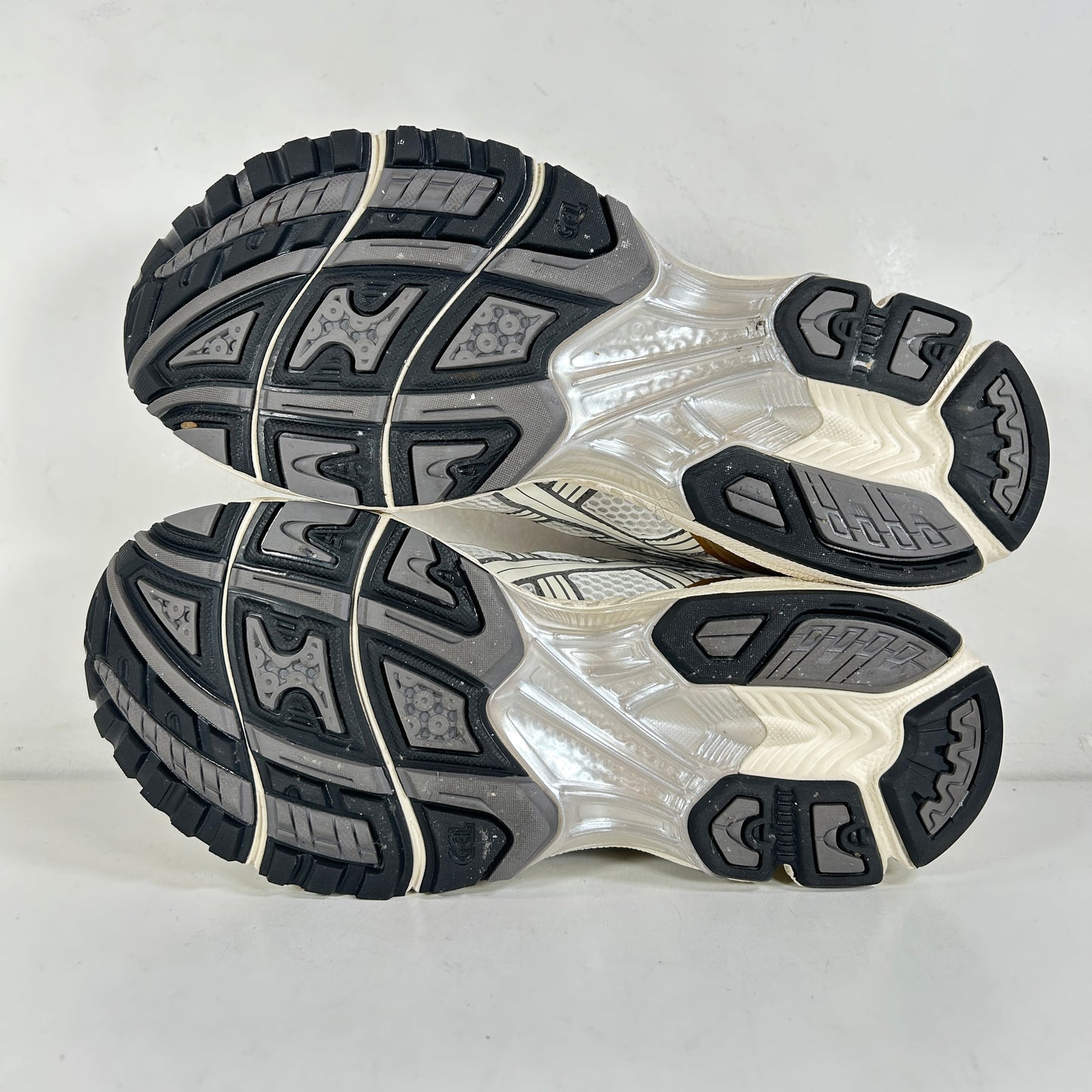 1203A537 104 ASICS GEL-Kayano 14 Olympic Medals [USED] - 8.5 M (Used)