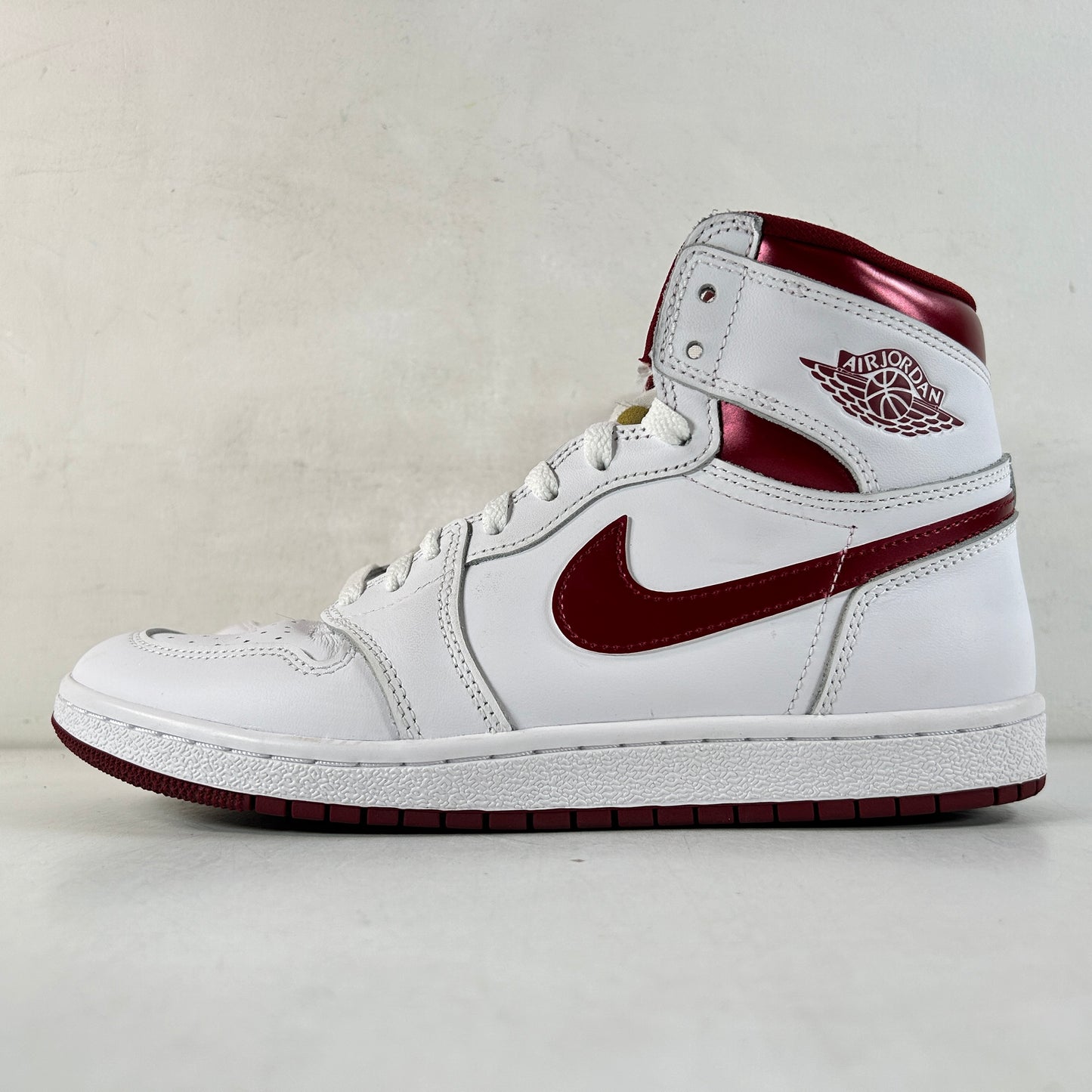 BQ4422 161 Jordan 1 Retro High 85 OG Metallic Burgundy [USED] - 8.5 M (Used)