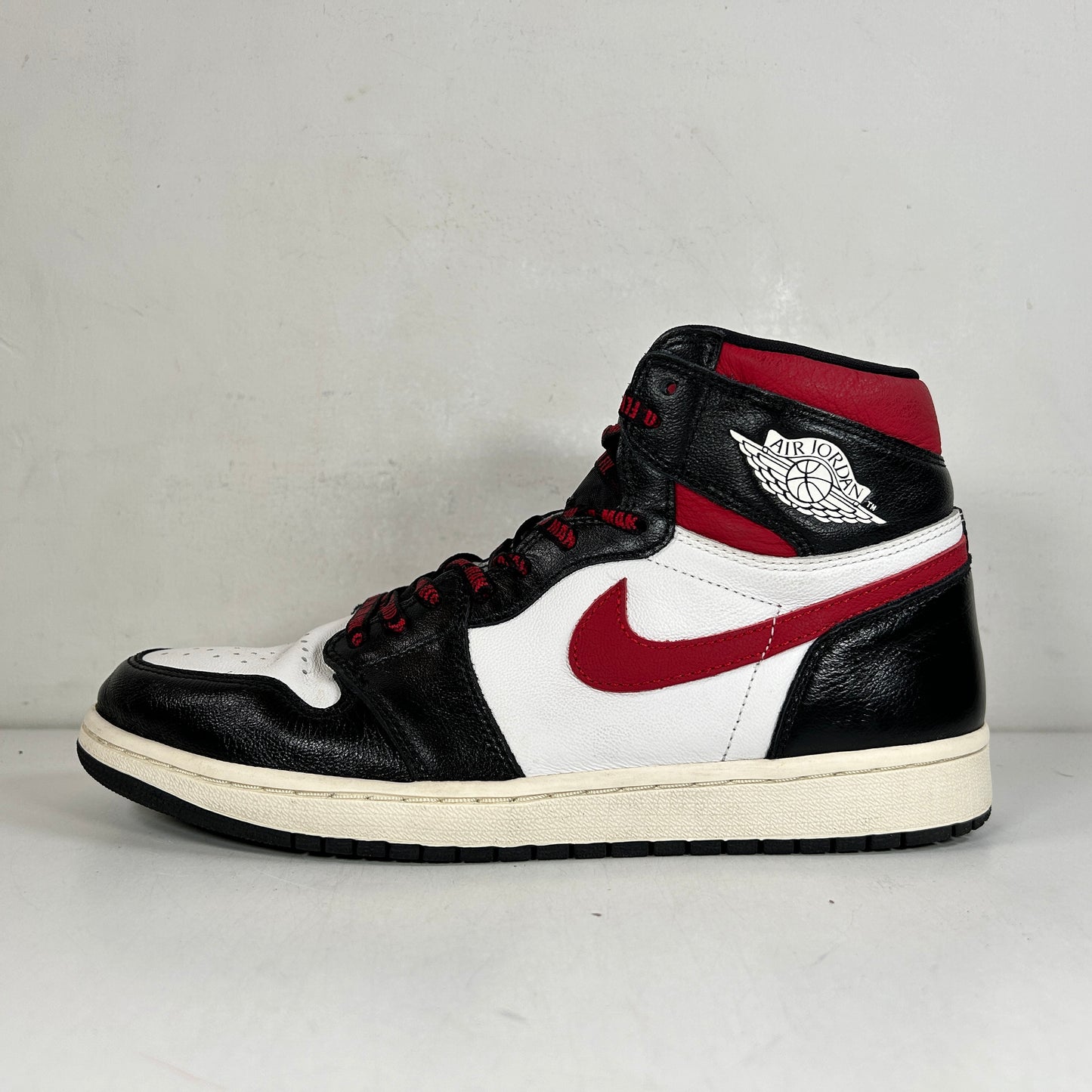 555088 061 Jordan 1 Retro High Black Gym Red [USED] - 10.5 M (Used) (Replace Box)