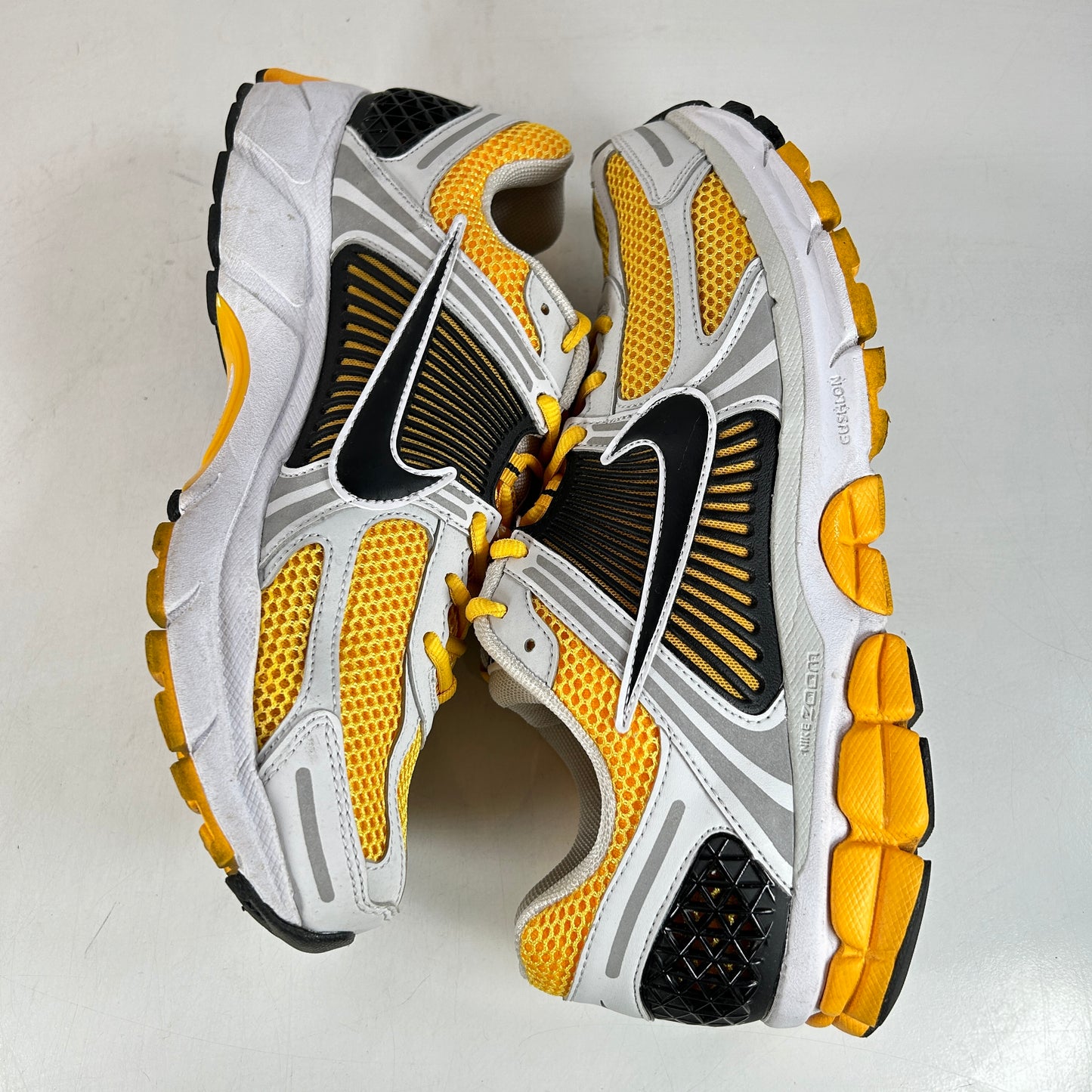 FB9149 002 Nike Zoom Vomero 5 Photon Dust Laser Orange [USED] - 10.5 M (Used)