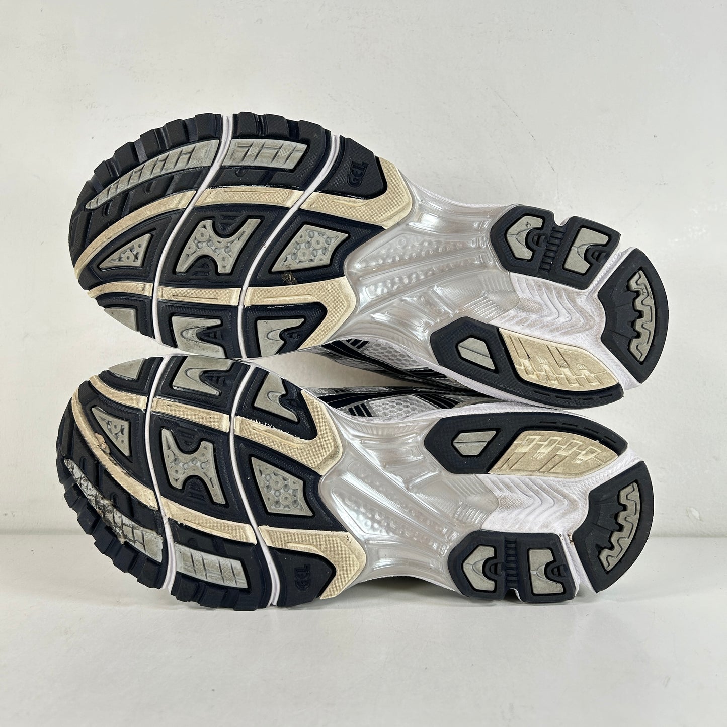 1202A056 109 ASICS Gel-Kayano 14 Blanco Medianoche (Mujeres)