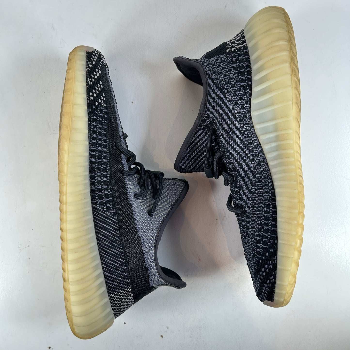 FZ5000 Yeezy 350 V2 Carbono