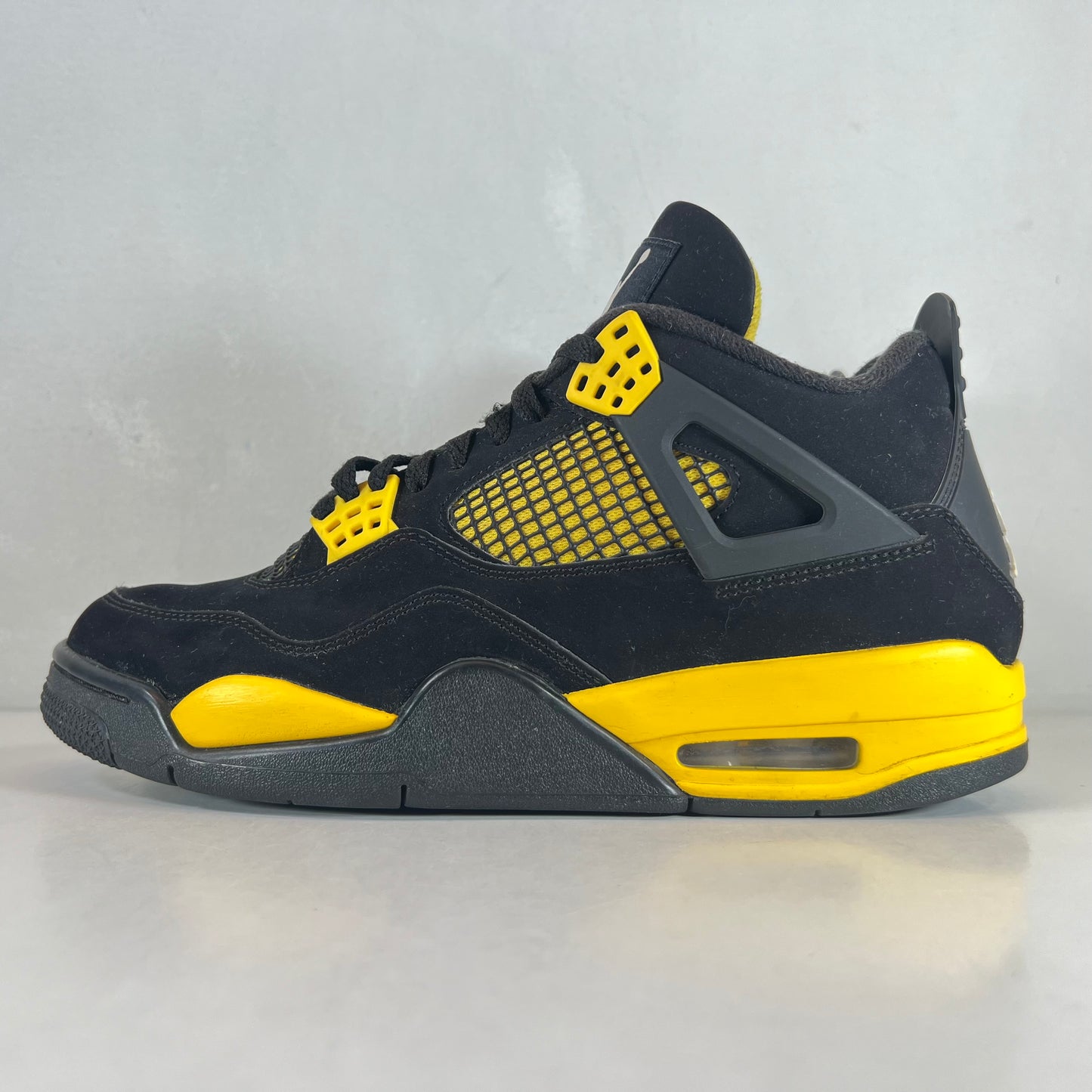DH6927 017 Jordan 4 Retro Thunder [USED] - 9 M (Used)