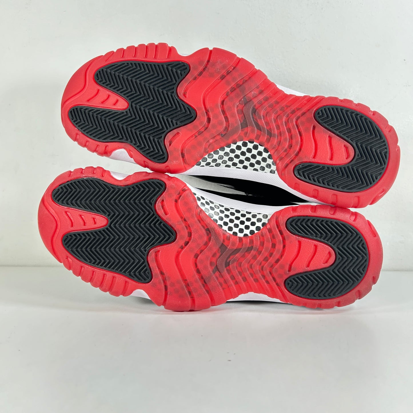 378037 061 Jordan 11 Retro Playoffs Bred (2019) [USED] - 10.5 M (VNDS)