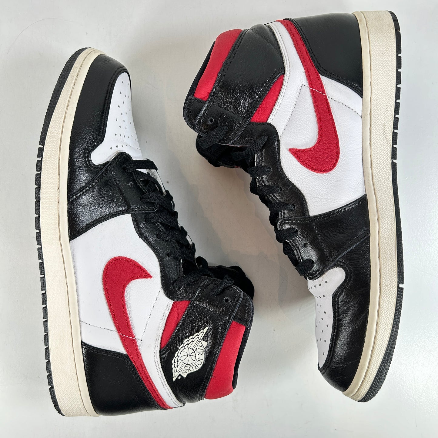 555088 061 Jordan 1 Retro High Black Gym Red [USED] - 12 M (Used)