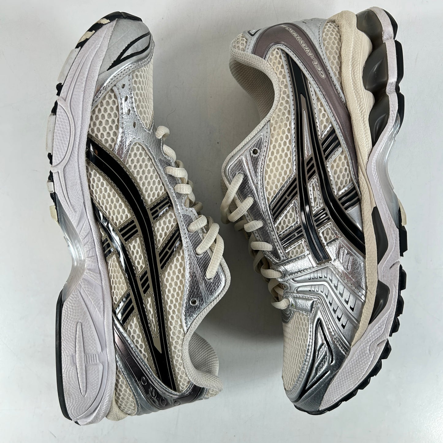 1201A019 108 ASICS Gel-Kayano 14 Crema Negro Metálico Ciruela