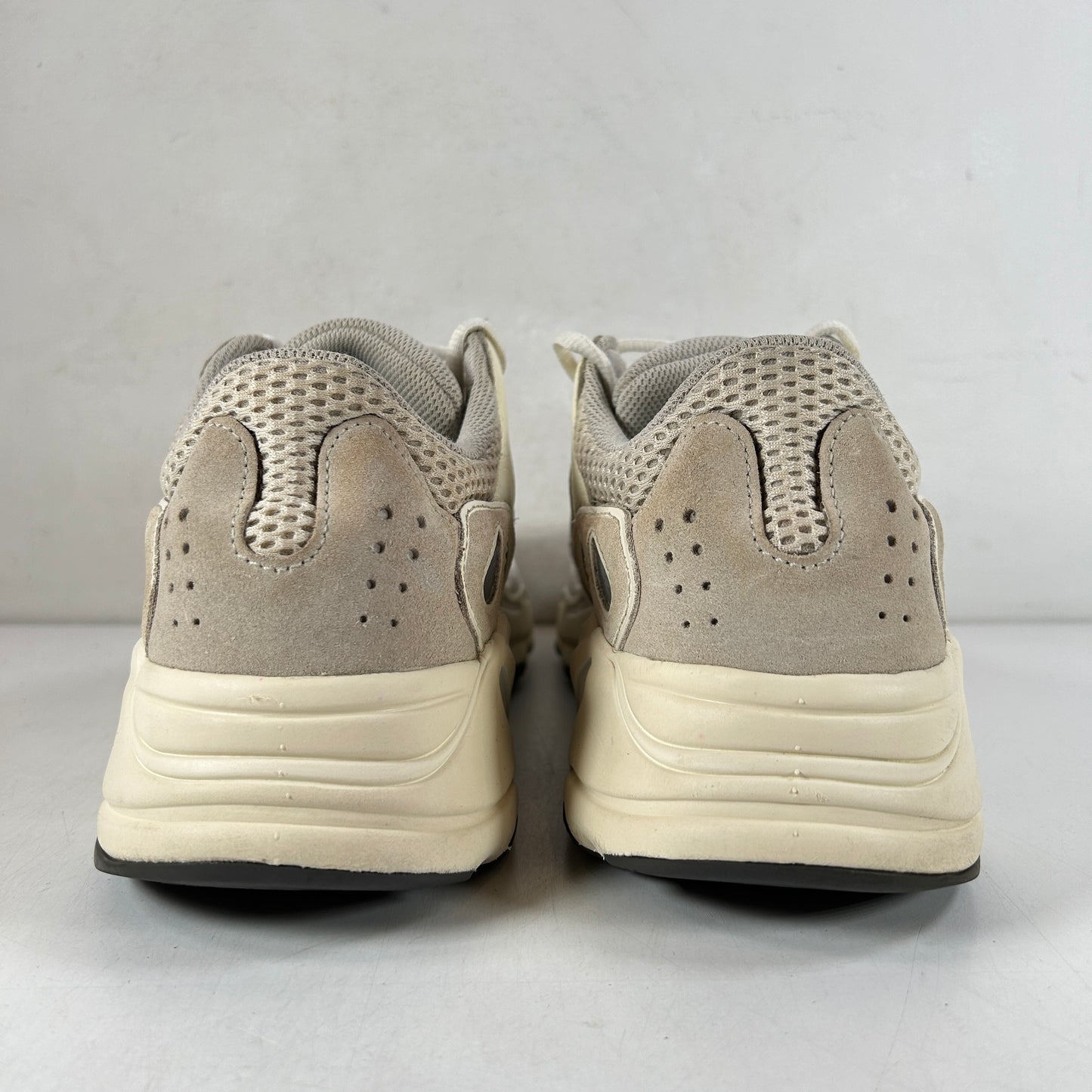 EG7596 adidas Yeezy Boost 700 Analógico