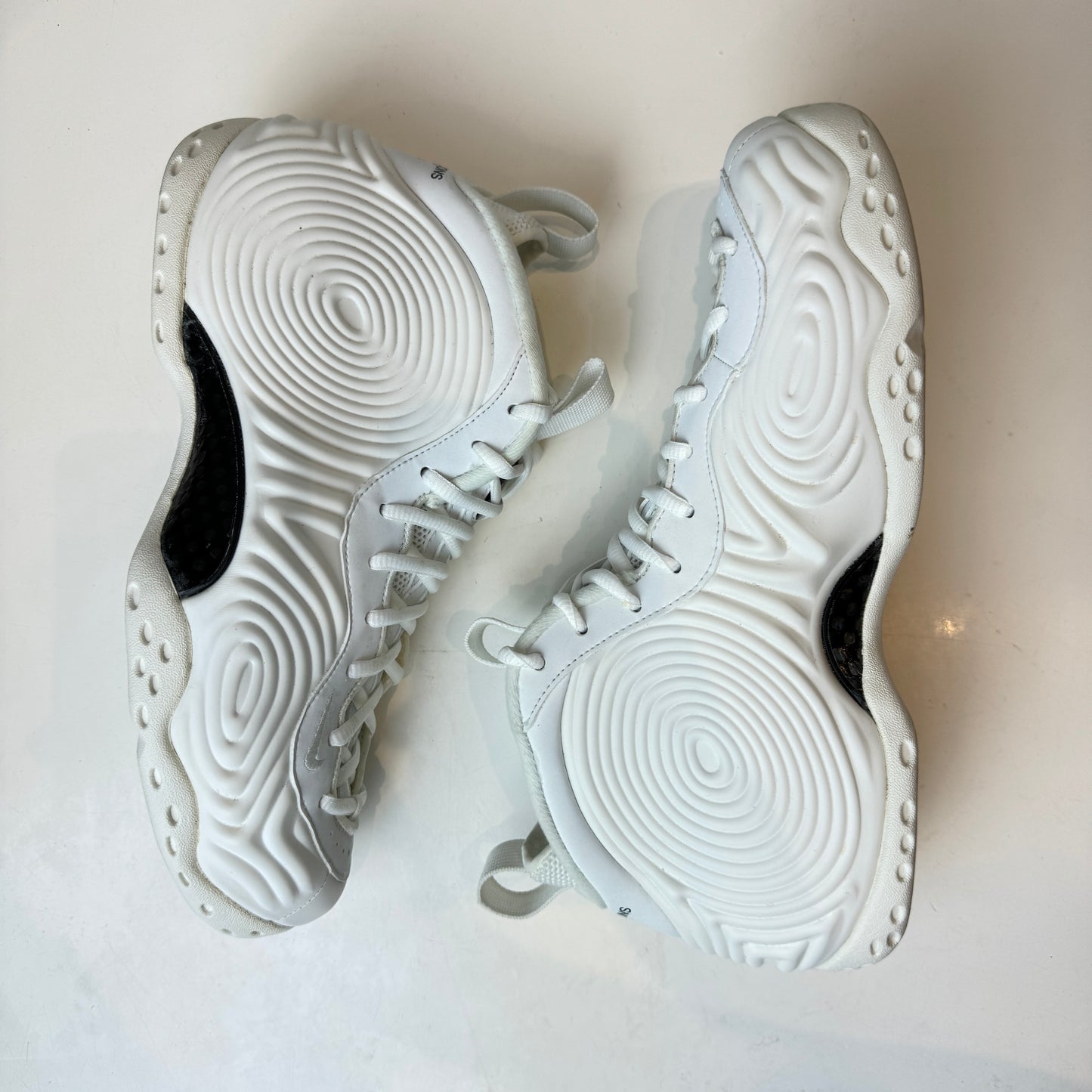 DJ7952 100 Nike Air Foamposite Uno CDG Blanco