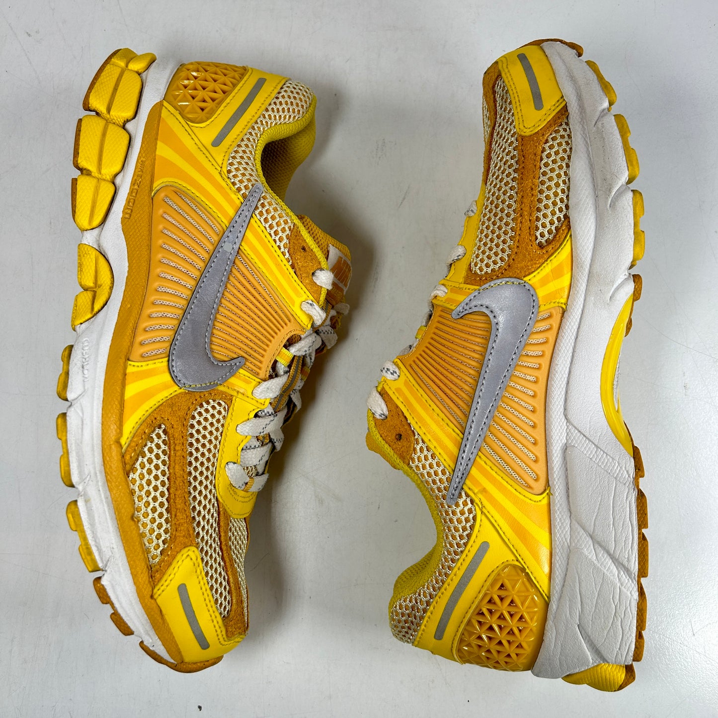 FJ4453 765 Nike Zoom Vomero 5 Amarillo Ocre