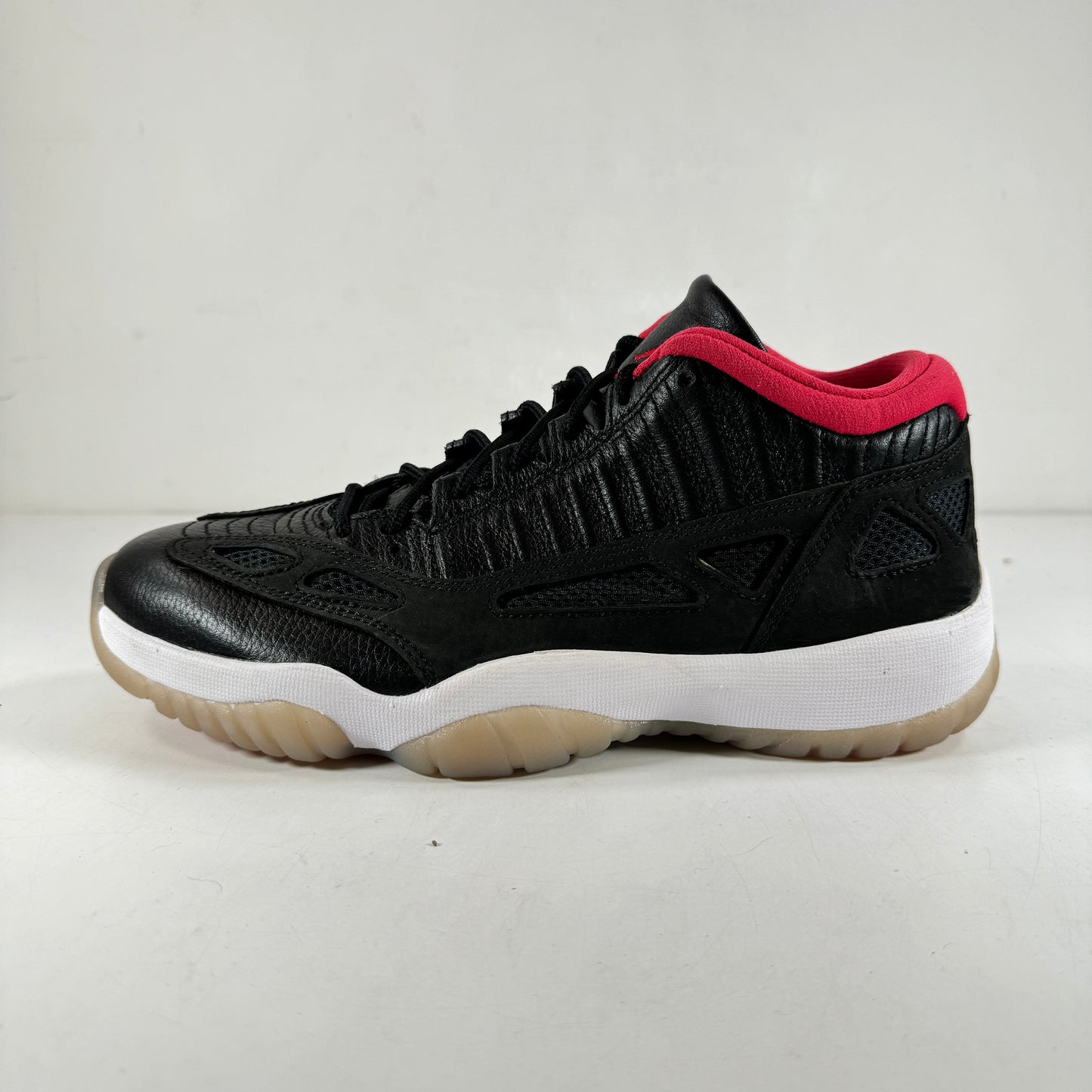 919712 023 Jordan 11 Retro Low IE Bred (2021) - 9 M (Used) (No Box)