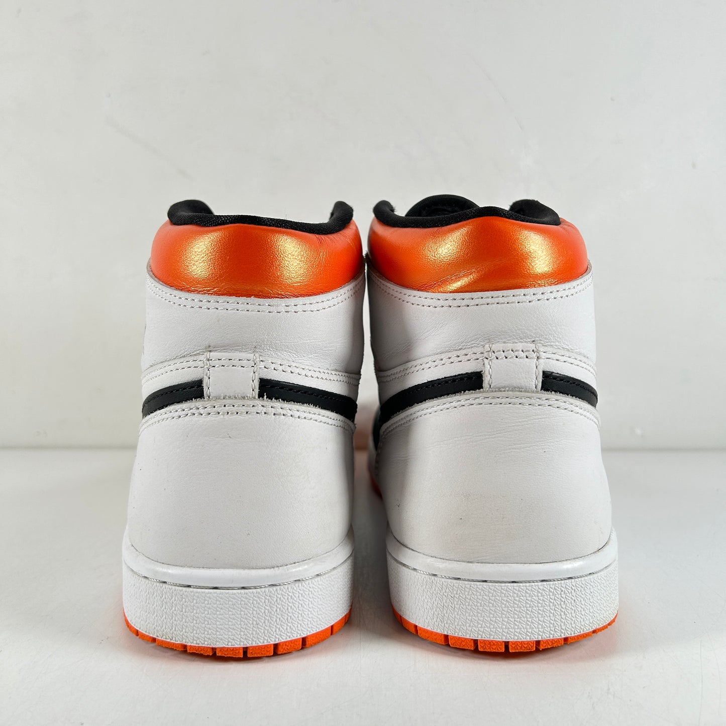 555088 180 Jordan 1 Retro High Electro Orange [USED] - 11 M (Used)