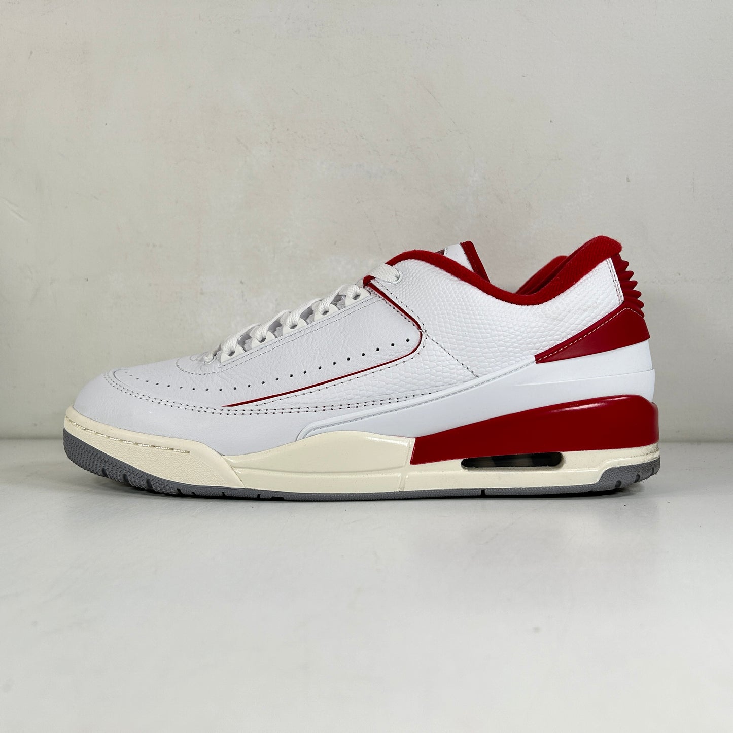 FD0383 161 Jordan 2/3 White Varsity Red [USED] - 13 M (Used)