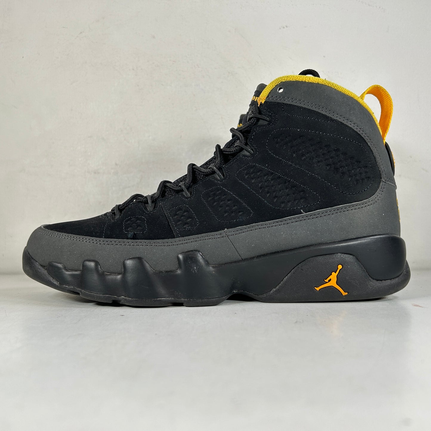 CT8019 070 Jordan 9 Retro Dark Charcoal Universidad Oro