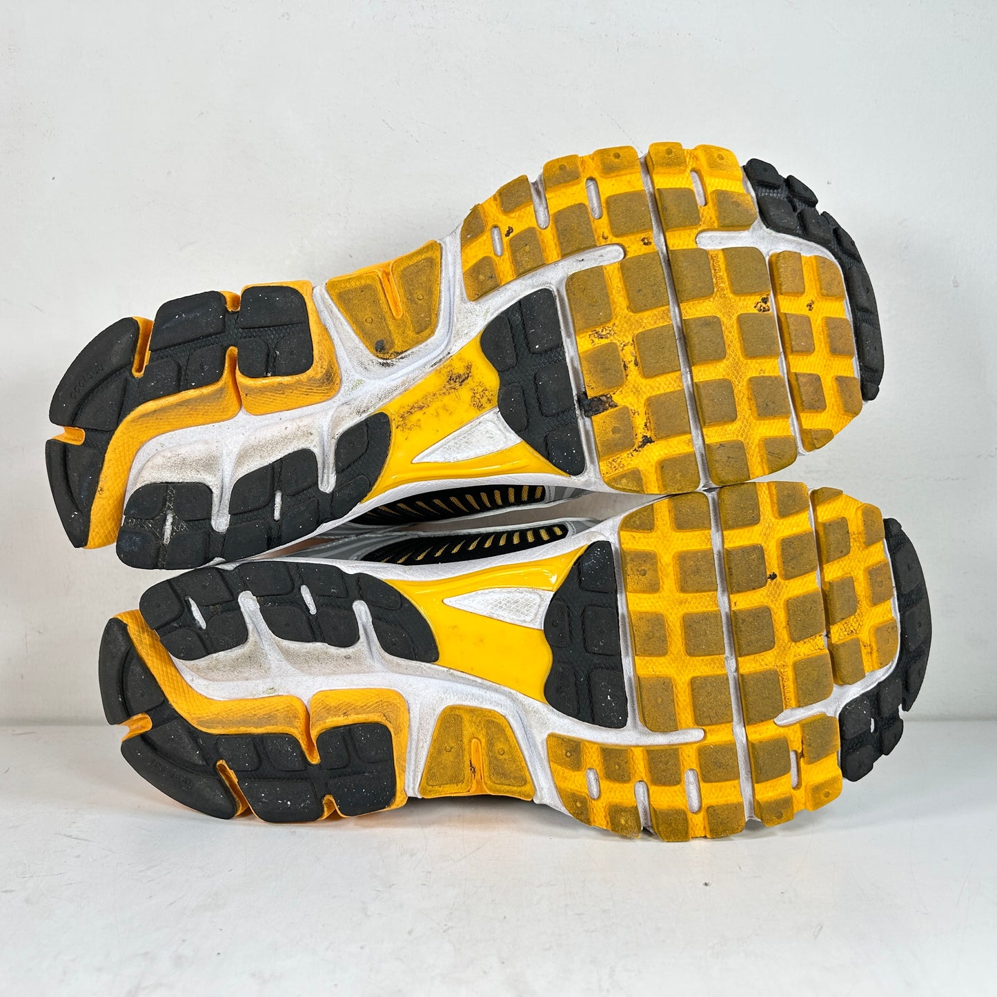 FB9149 002 Nike Zoom Vomero 5 Photon Dust Laser Orange [USED] - 10.5 M (Used)