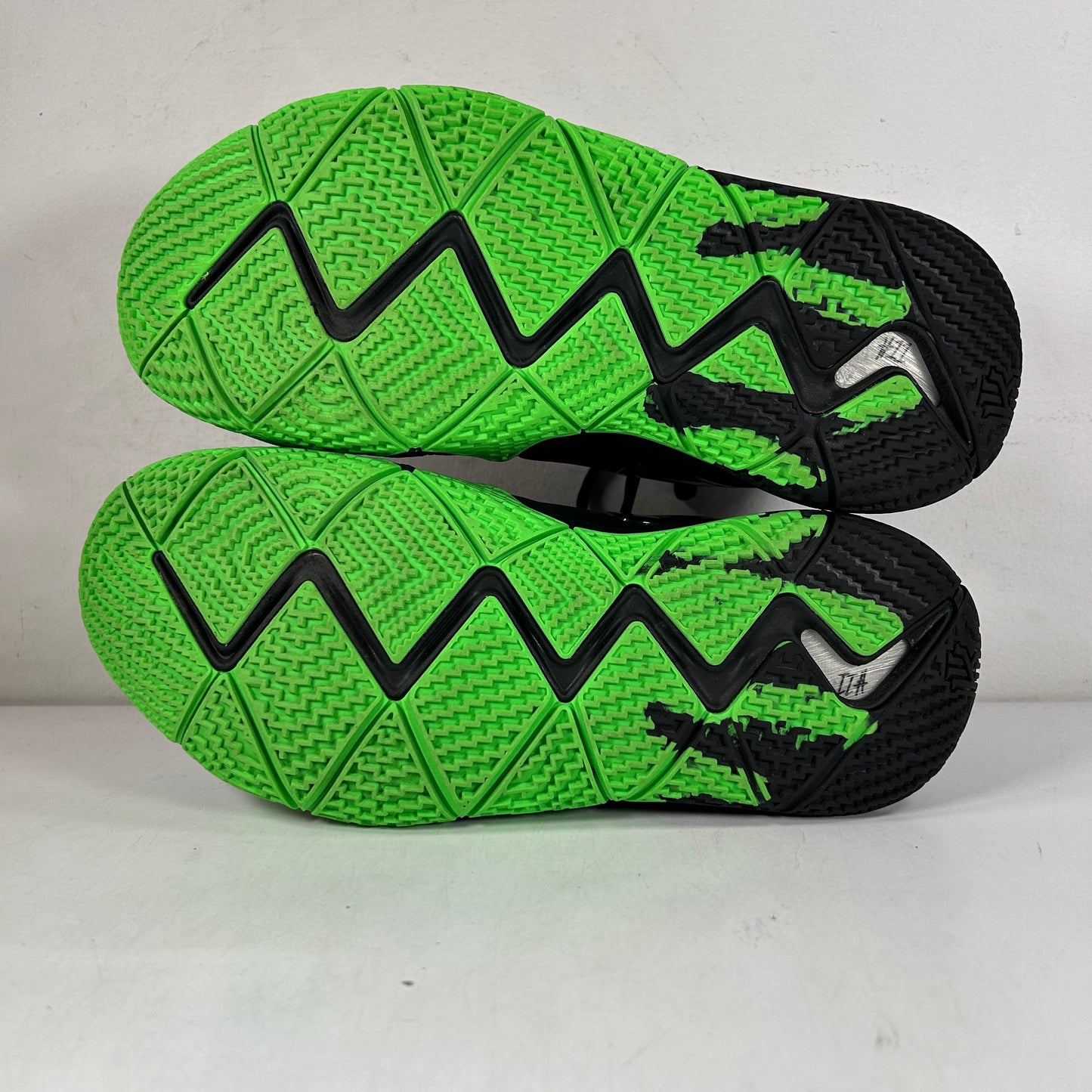 943806 012 Nike Kyrie 4 Halloween [USED] - 9.5 M (Used) (No Box)