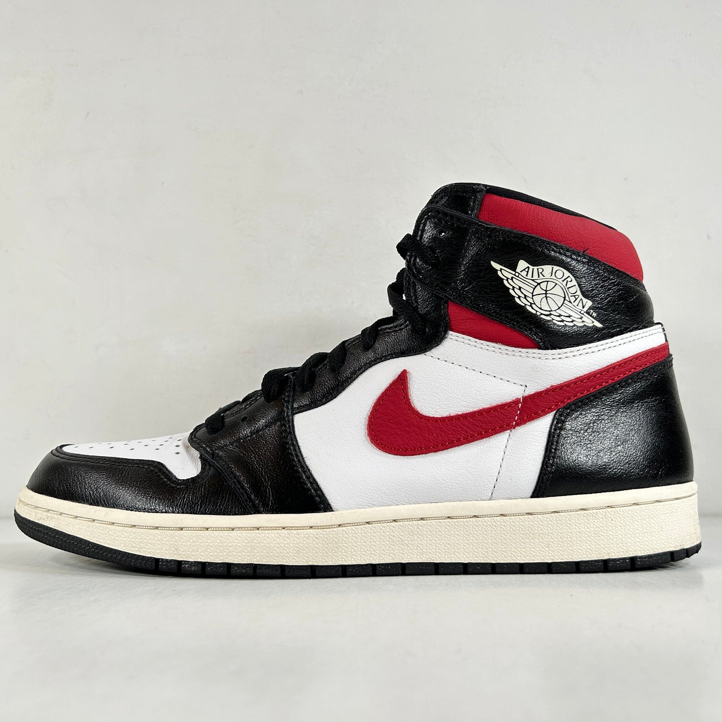 555088 061 Jordan 1 Retro High Black Gym Red [USED] - 12 M (Used)