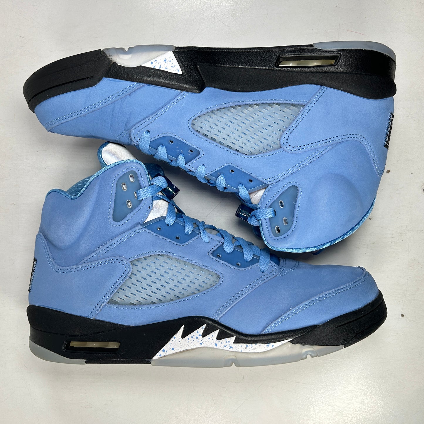 DV1310 401 Jordan 5 Retro UNC University Blue [USED] - 11 M (Used)