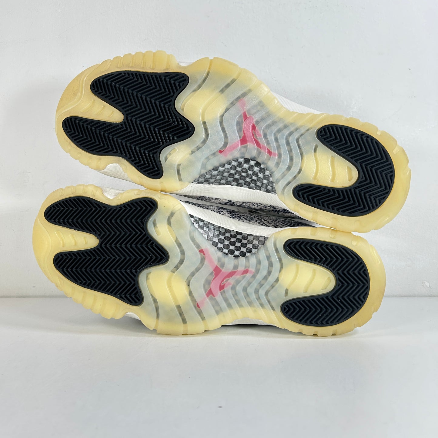 CD6846 002 Jordan 11 Retro Low Snake Light Bone [USED] - 10.5 M (Used)