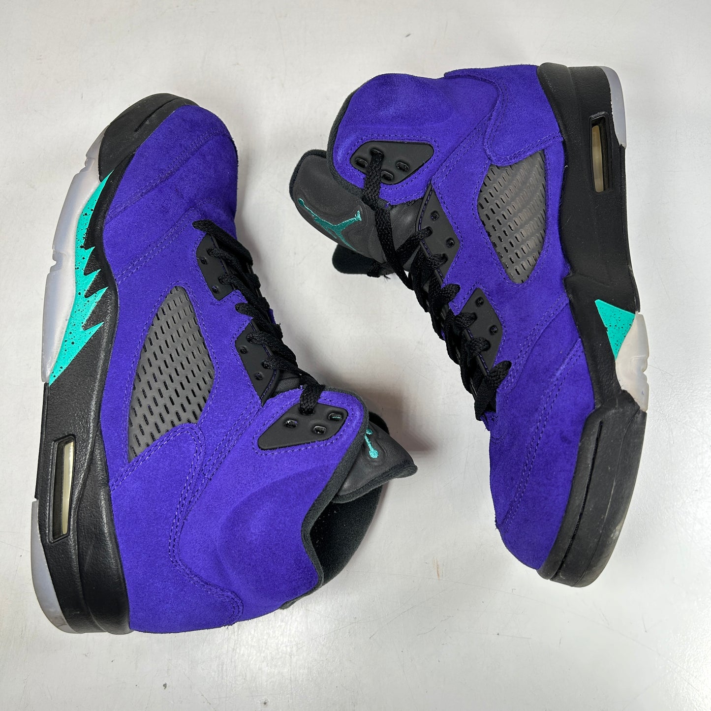 136027 500 Jordan 5 Retro Alternate Grape [USED] - 8.5 M (Used)