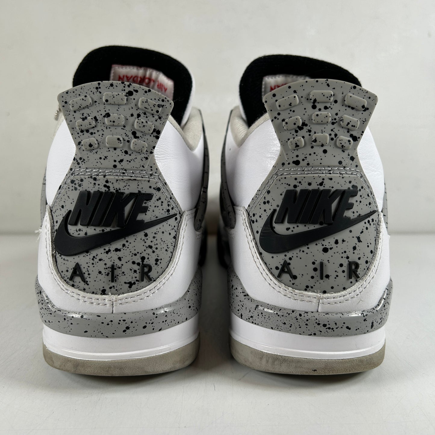 840606 192 Jordan 4 White Cement [USED] - 9 M (Used)