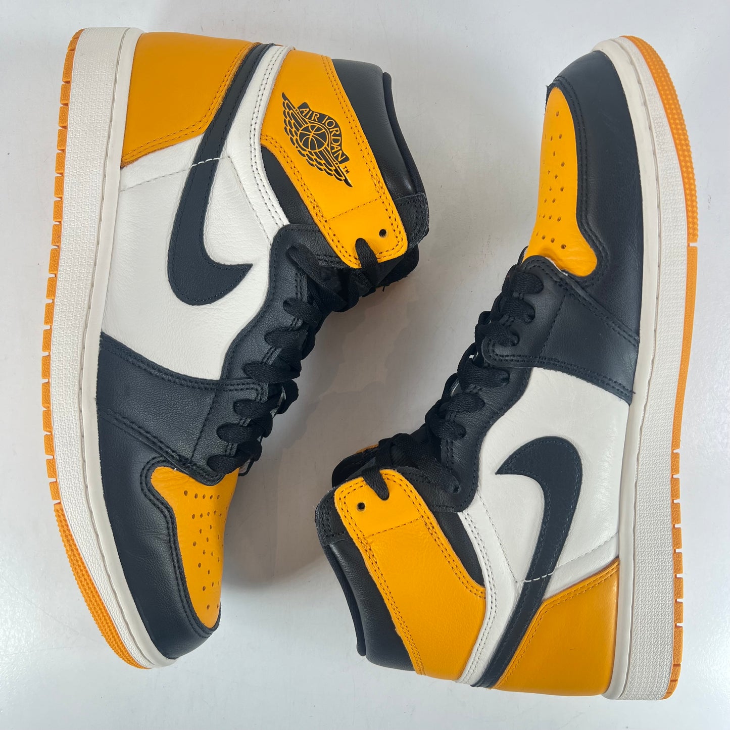 555088 711 Jordan 1 Retro High OG Punta amarilla