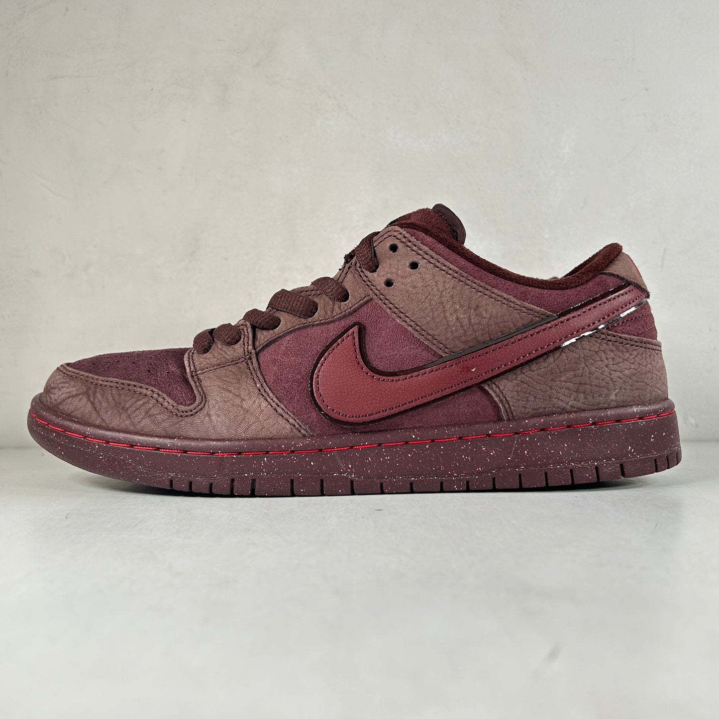 FN0619 600 Nike SB Dunk Low “City of Love” [USED] - 10.5 M (Used)